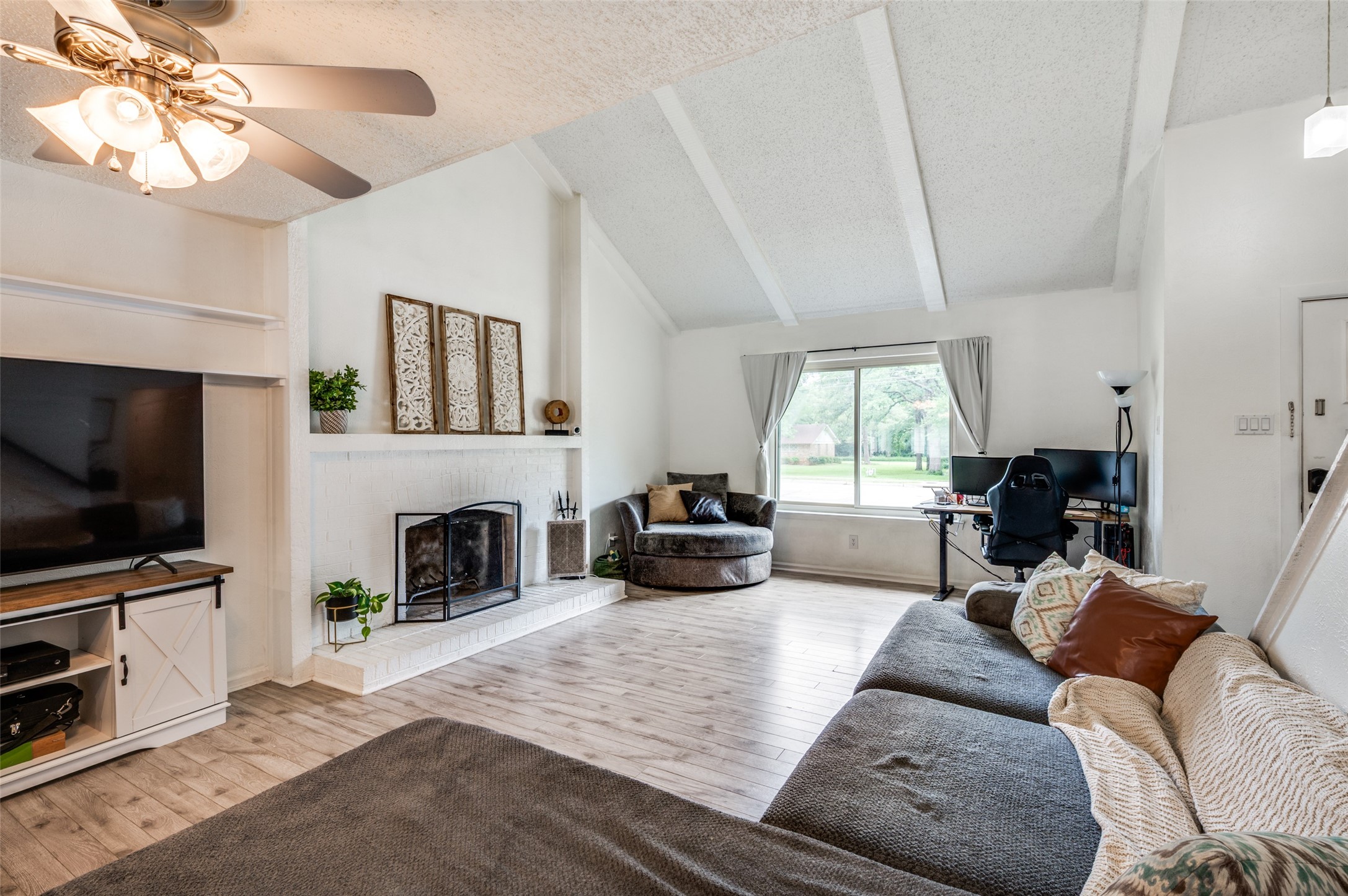 313 W Ash Lane