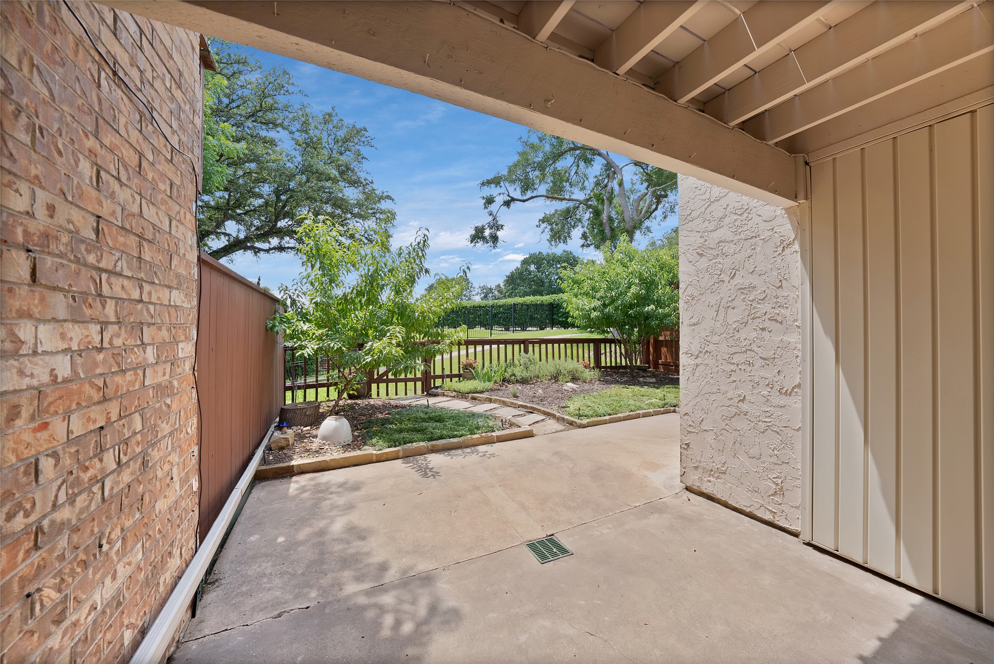 2902 Woodcroft Circle