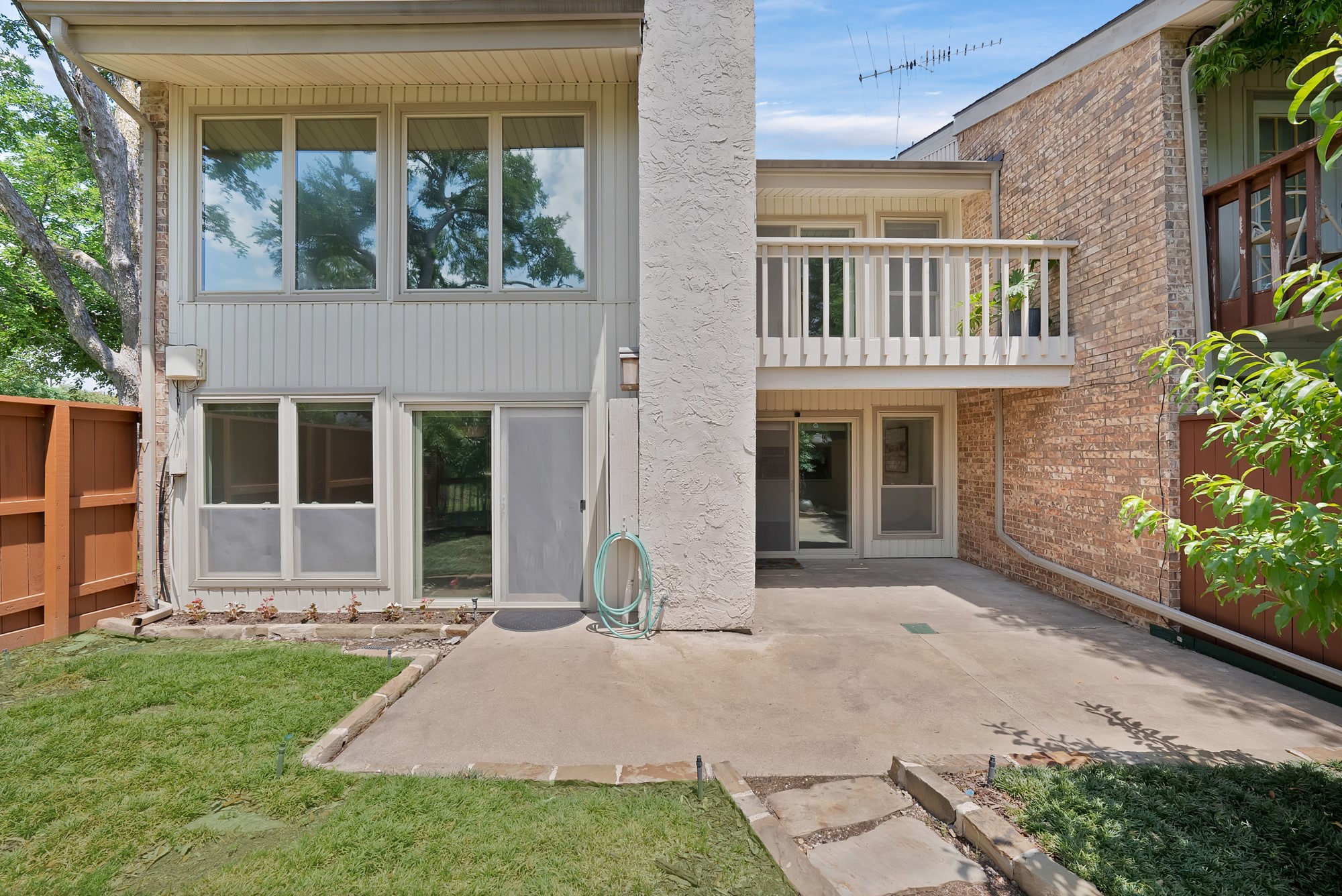 2902 Woodcroft Circle