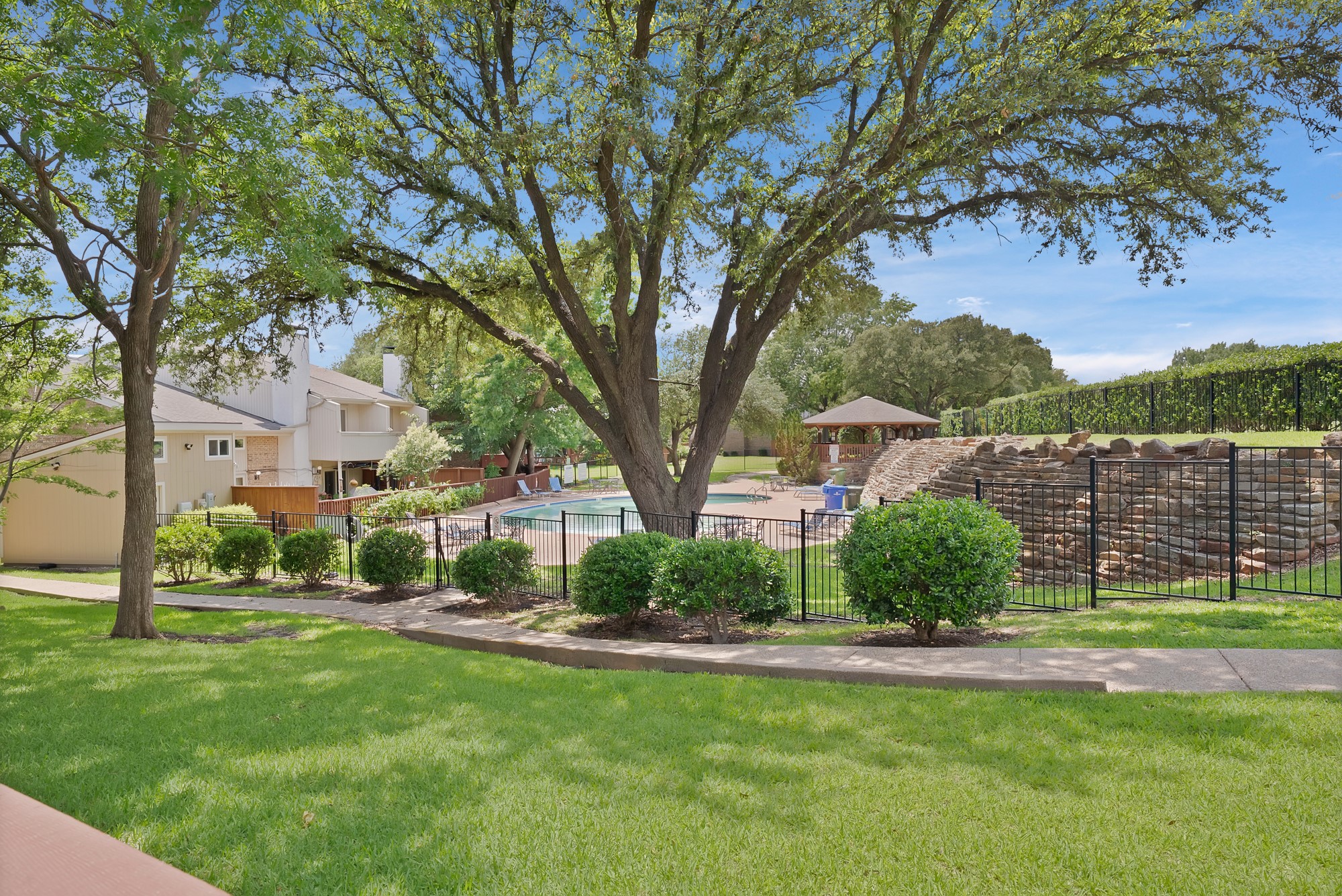 2902 Woodcroft Circle
