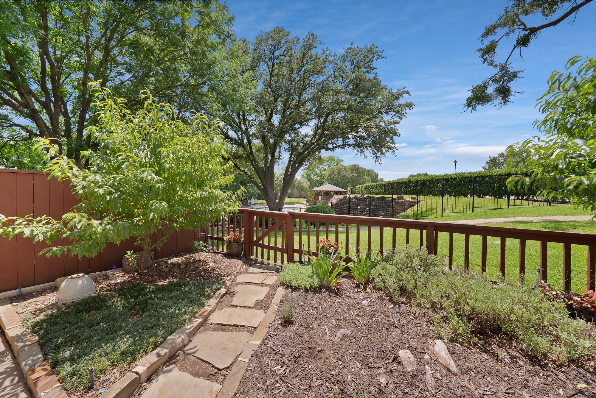 2902 Woodcroft Circle