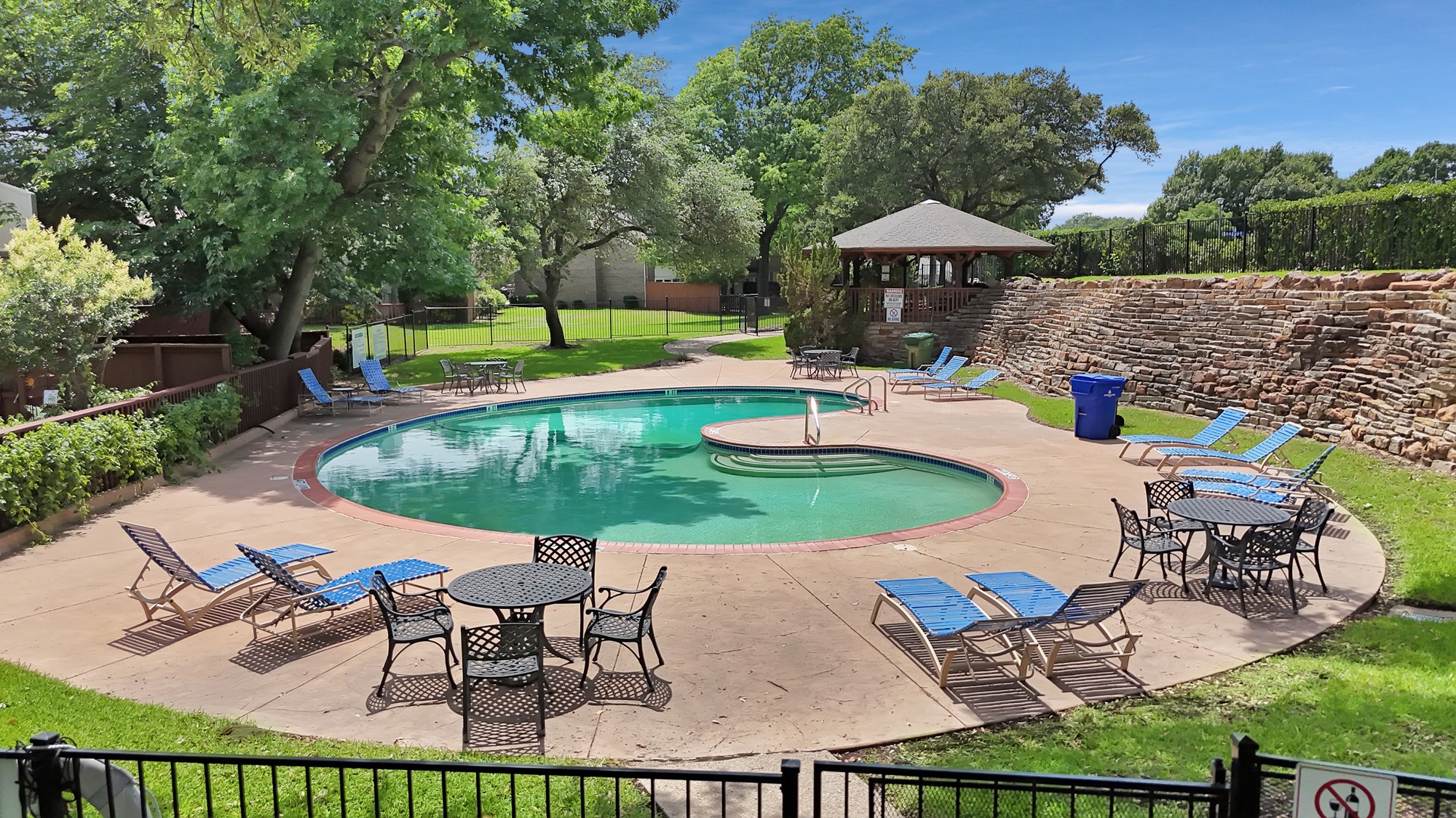 2902 Woodcroft Circle