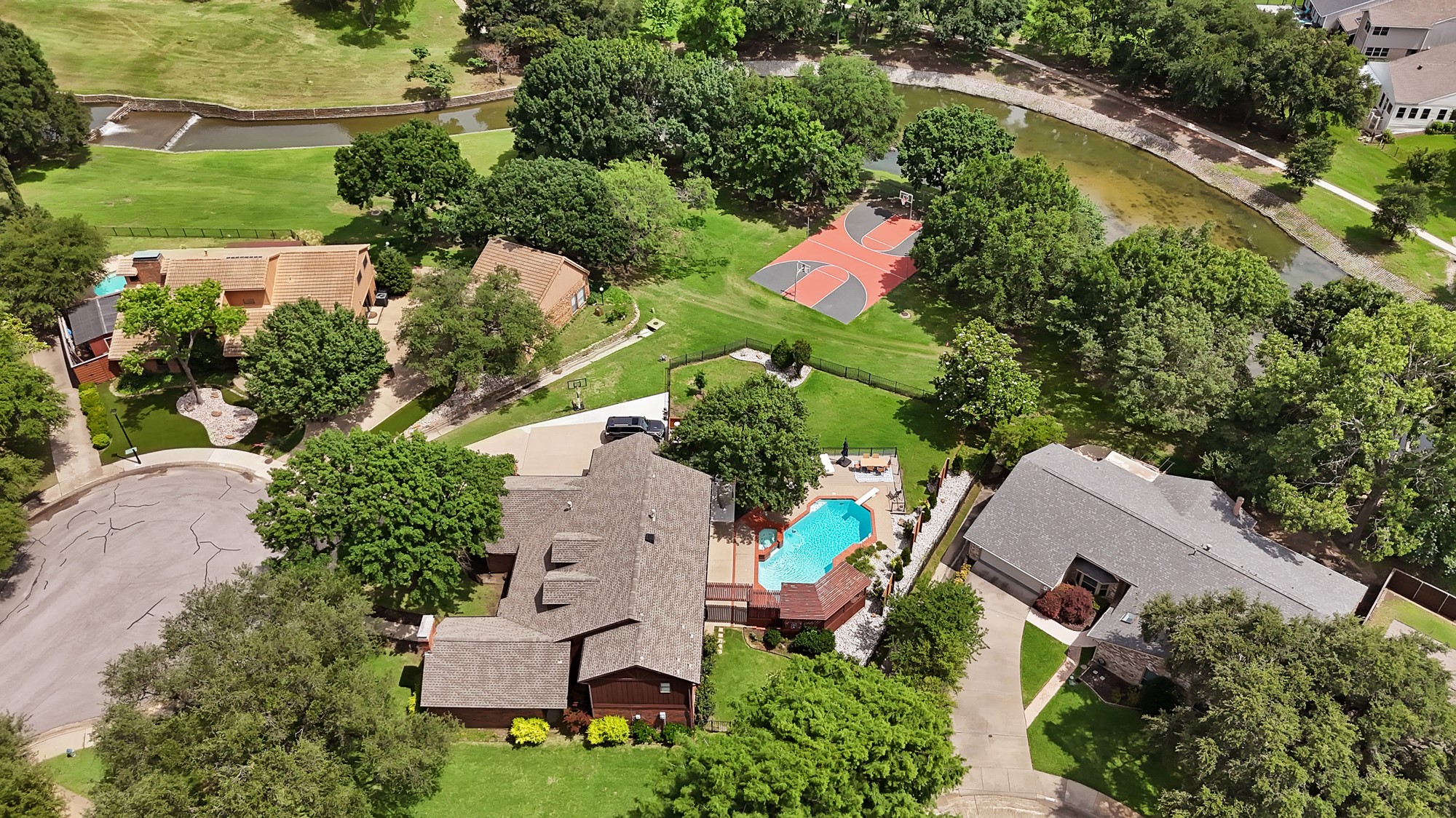 2902 Woodcroft Circle