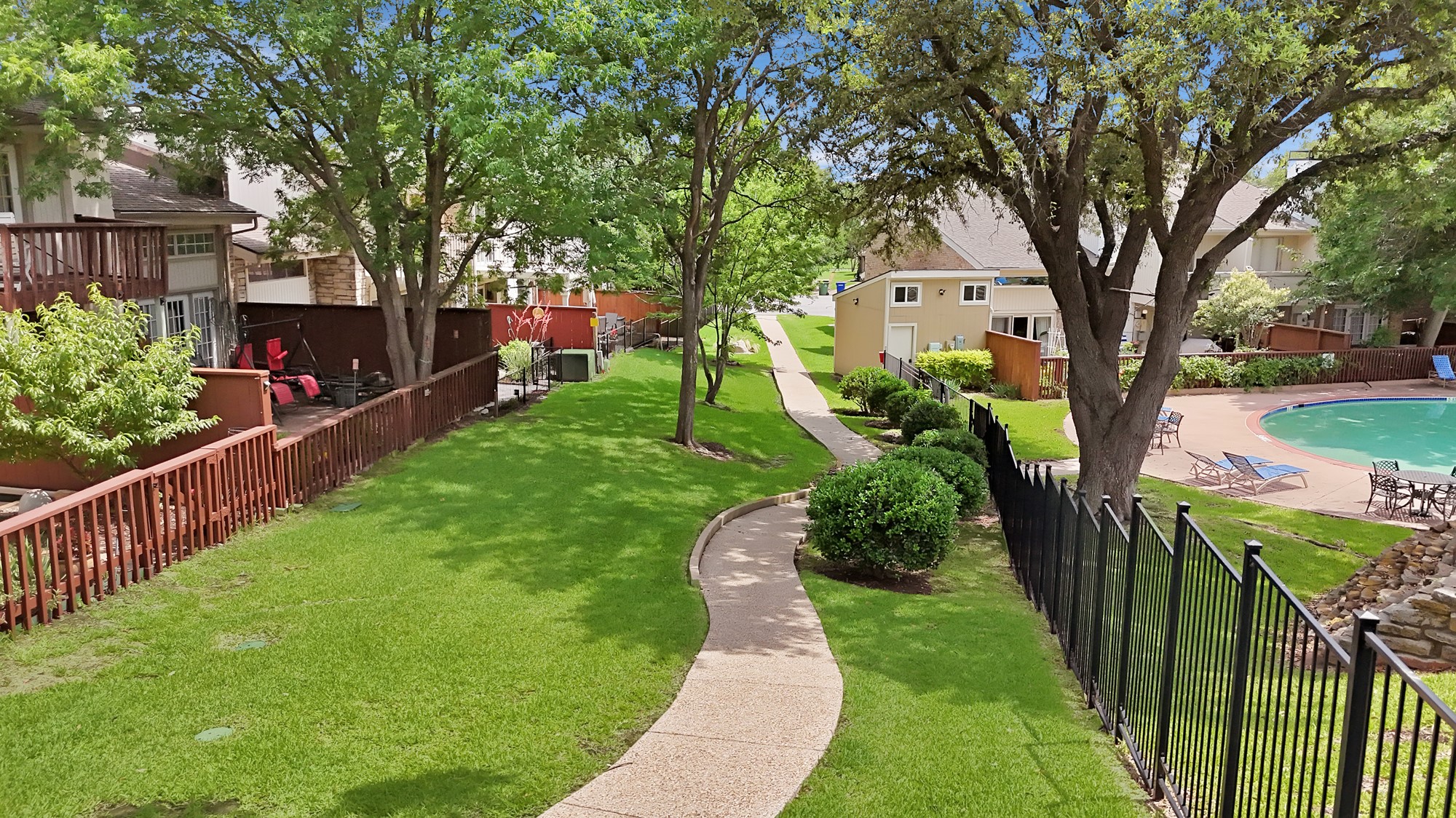 2902 Woodcroft Circle