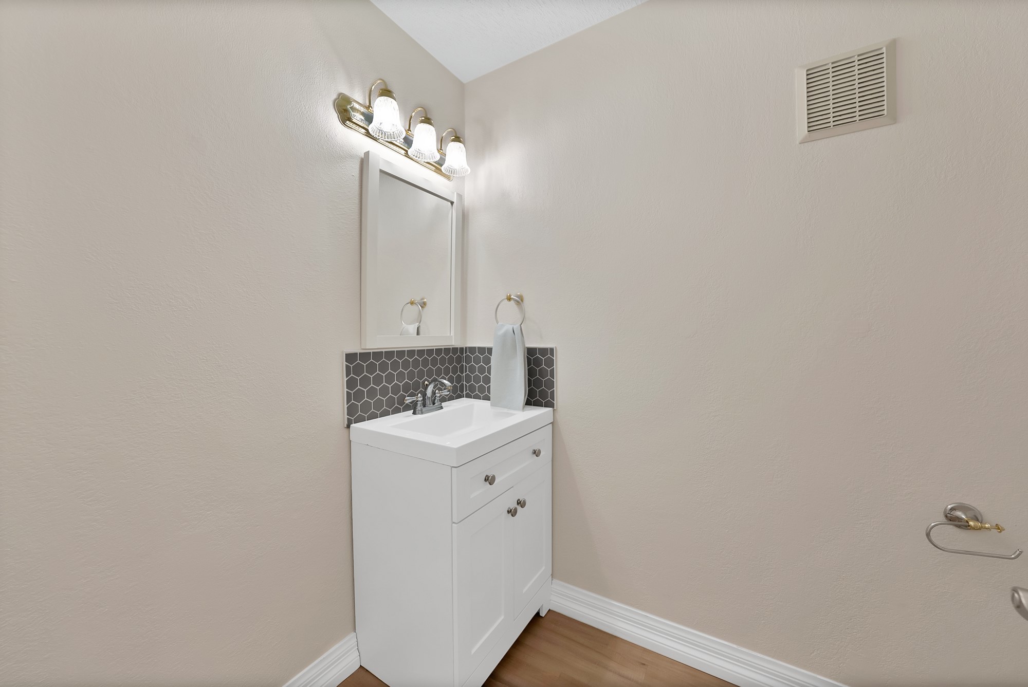2902 Woodcroft Circle