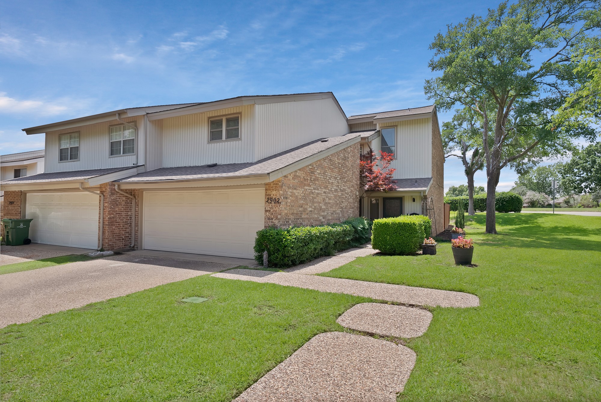 2902 Woodcroft Circle
