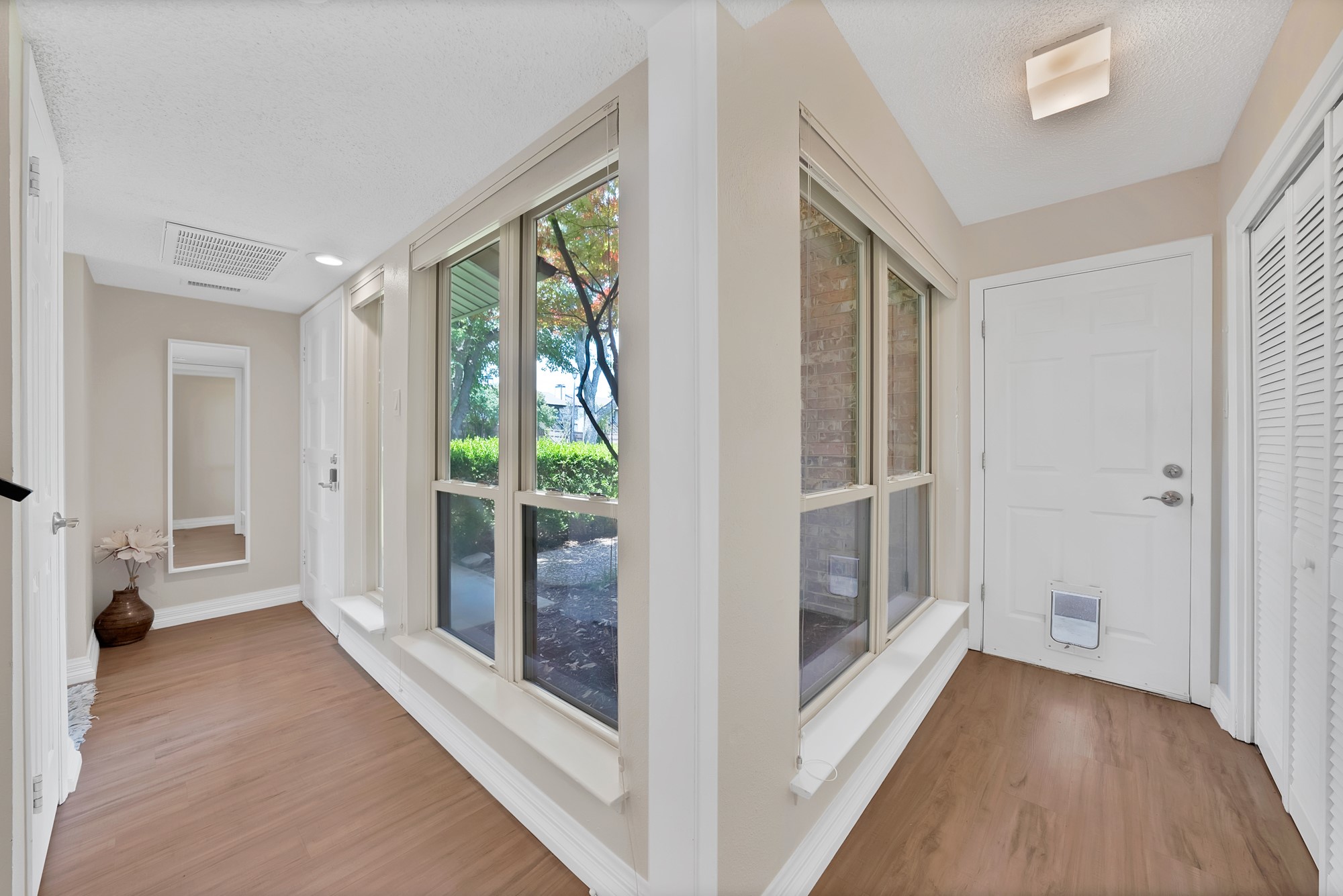 2902 Woodcroft Circle