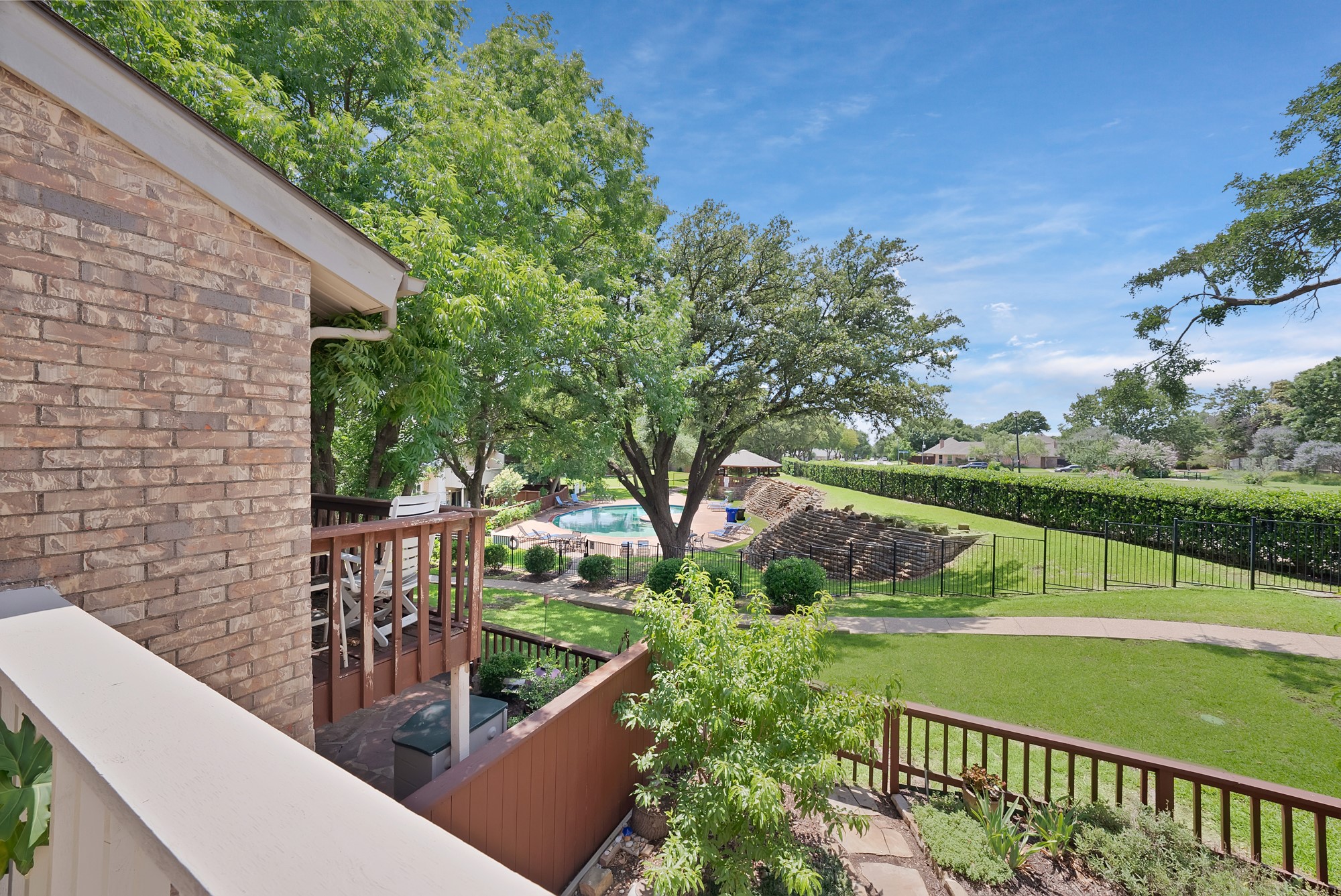 2902 Woodcroft Circle