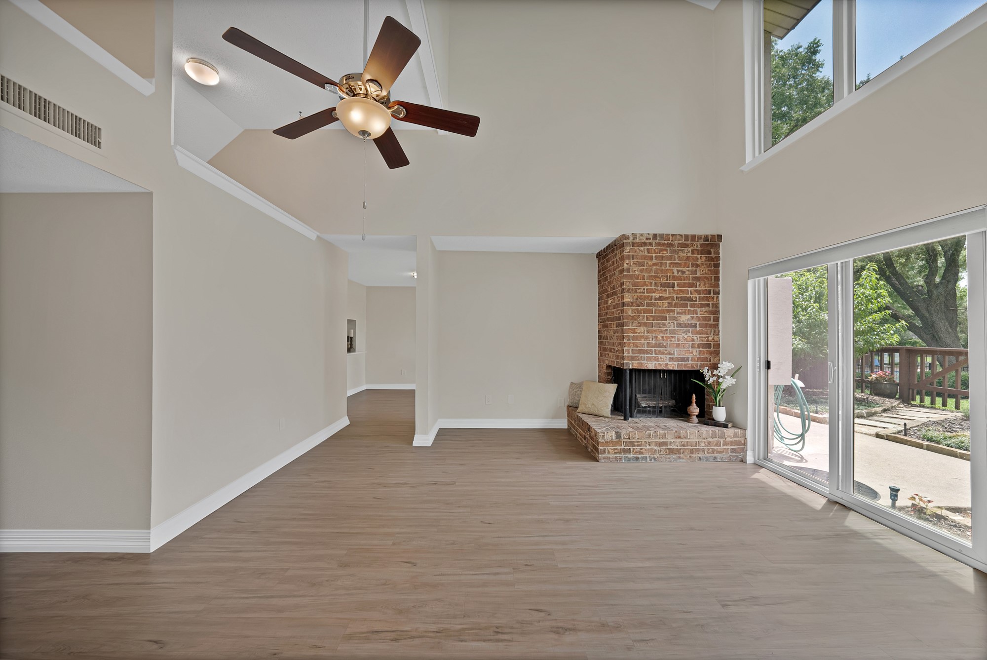 2902 Woodcroft Circle