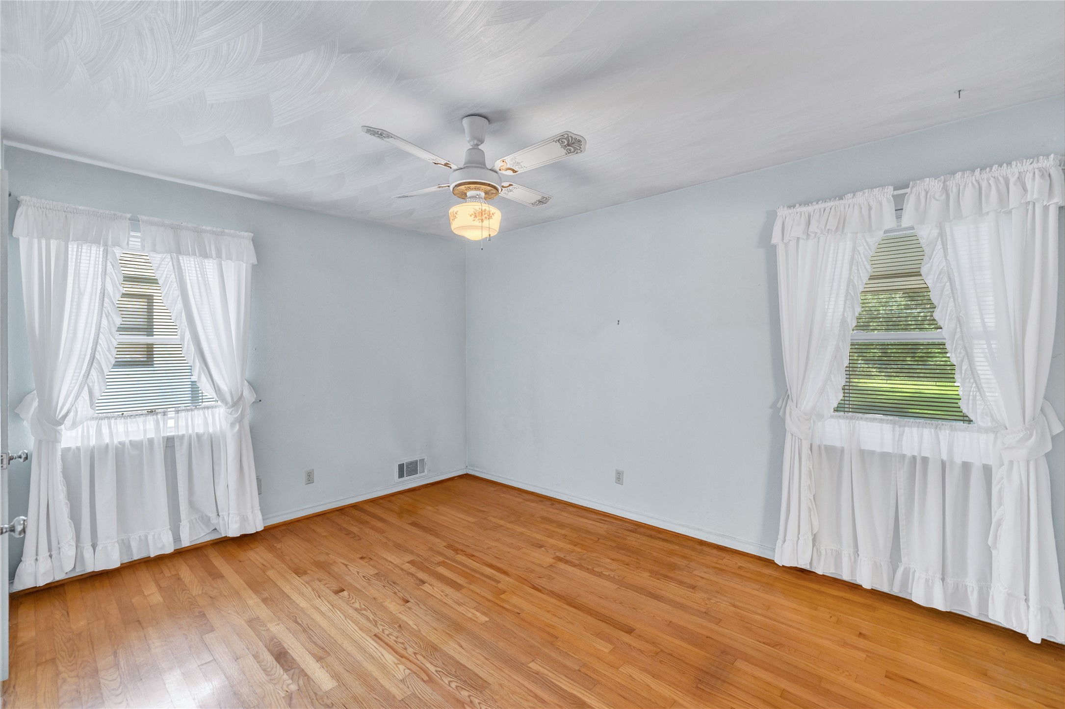 114 W Woodbury Drive