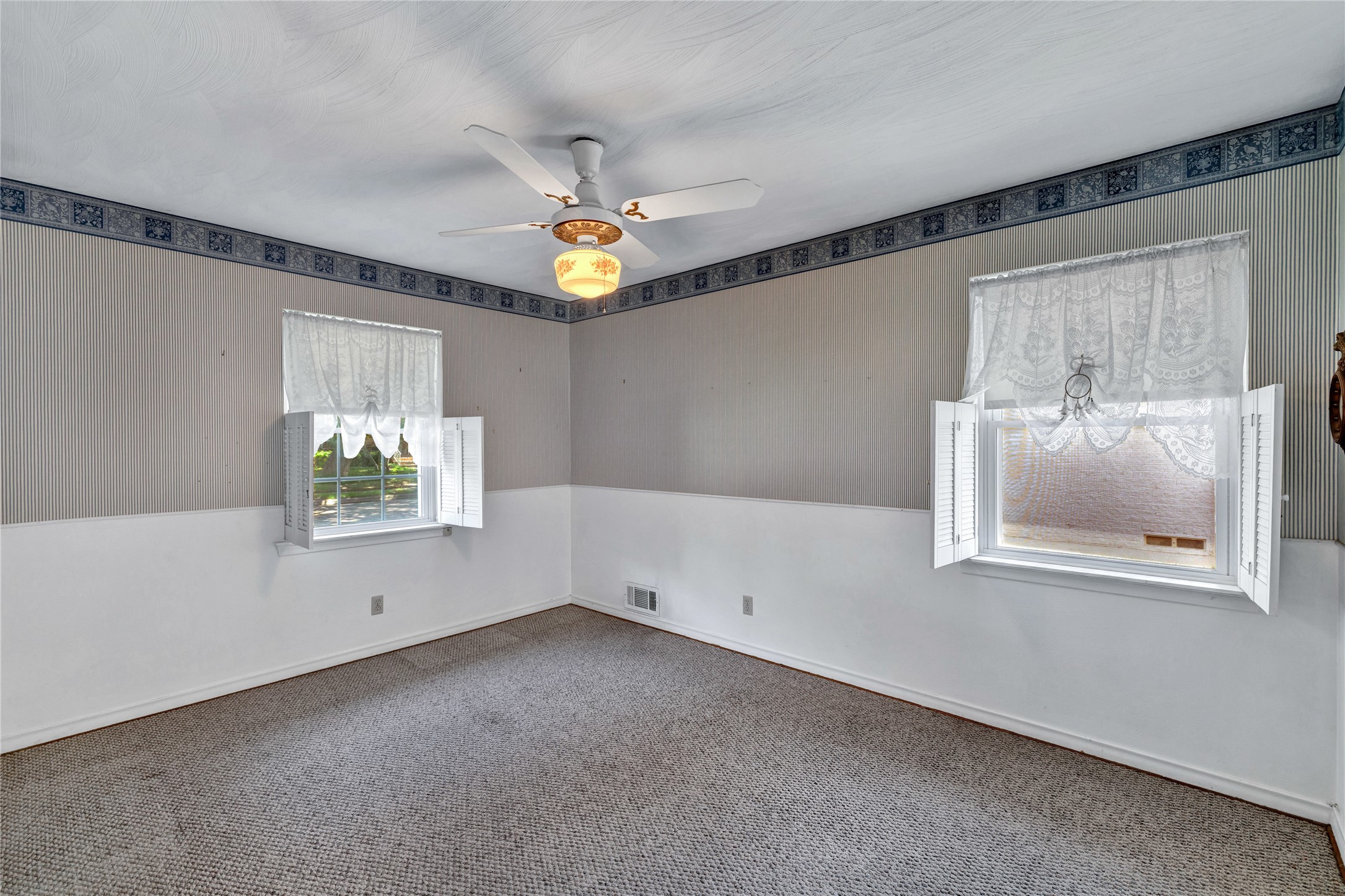 114 W Woodbury Drive