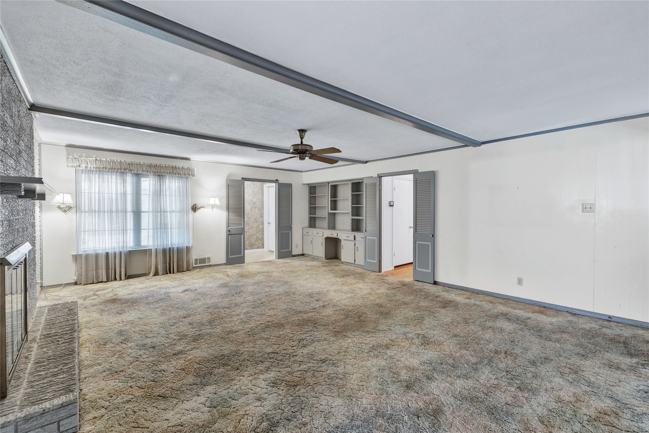 114 W Woodbury Drive