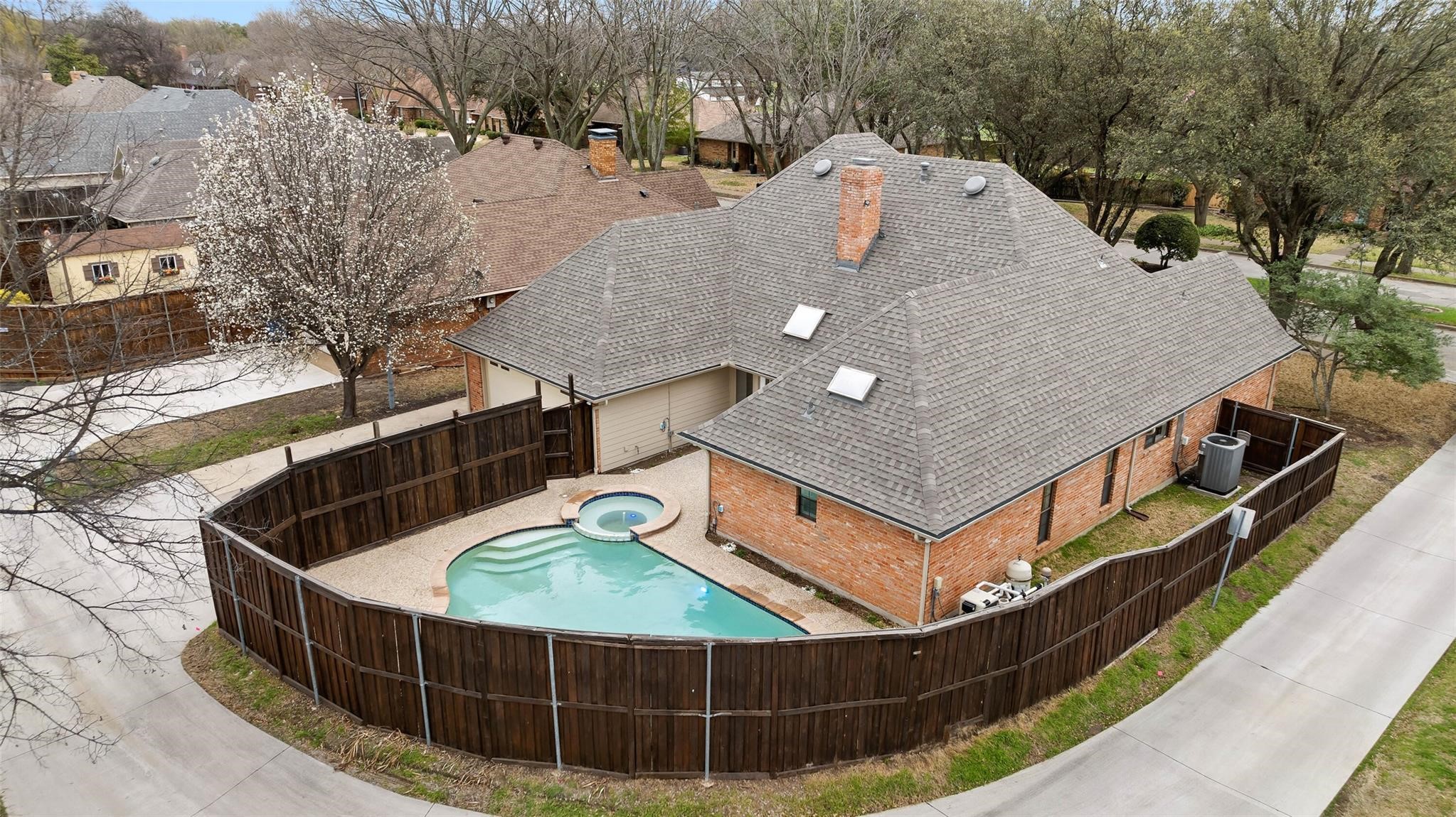 3505 Thornhill Way