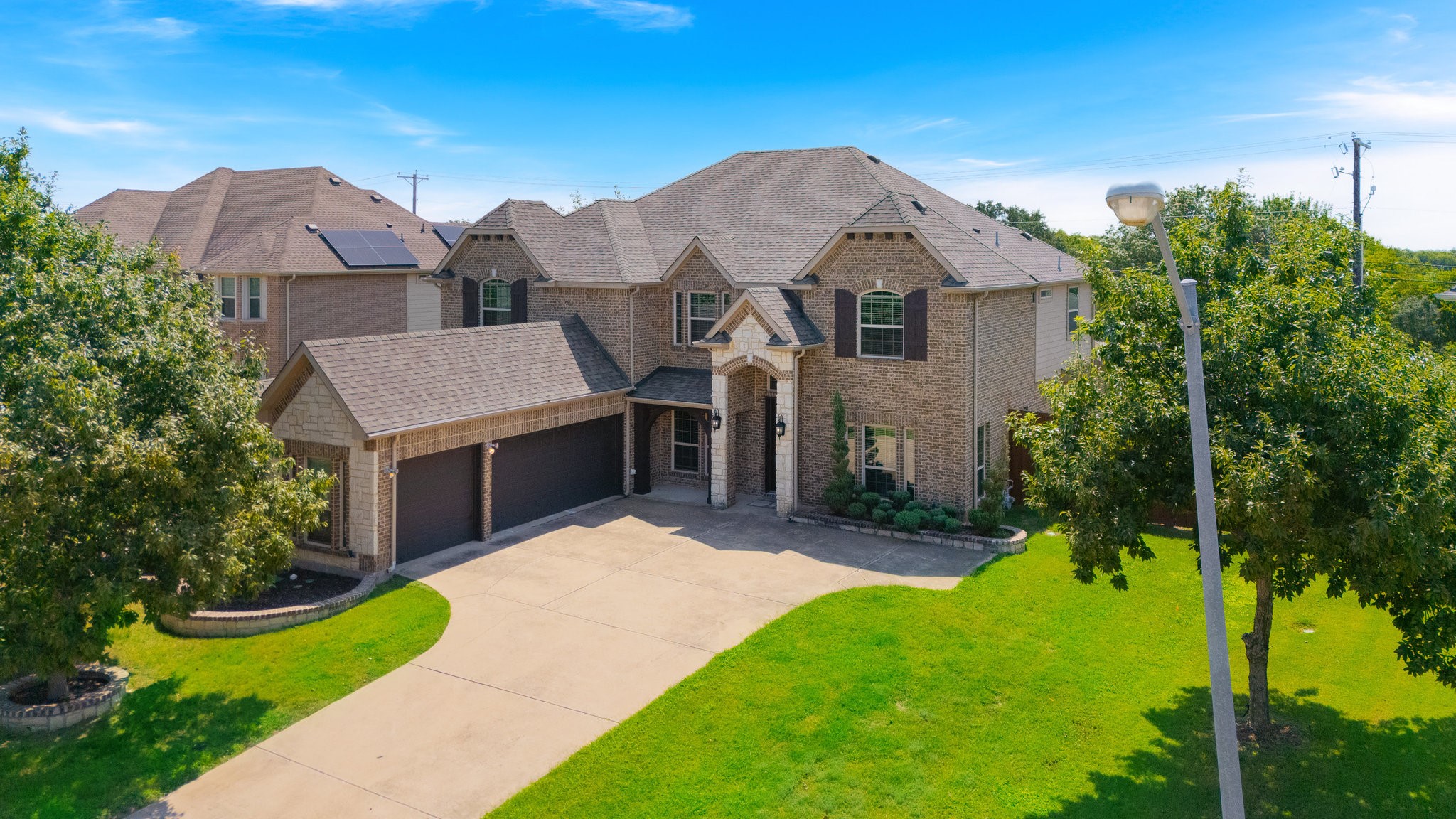 932 E Danbury Drive