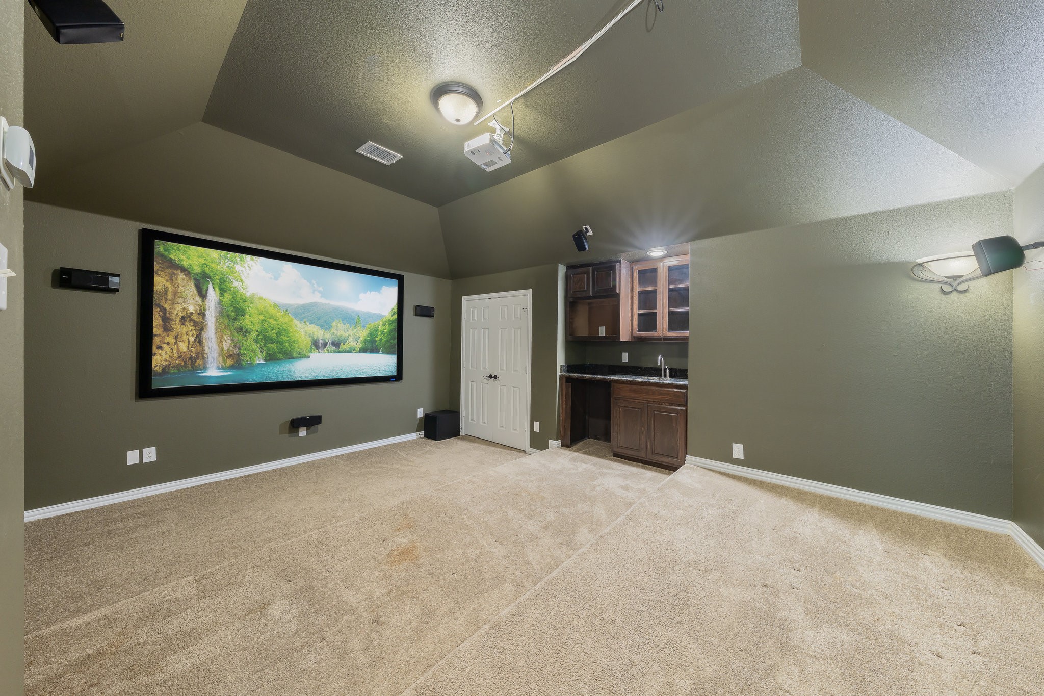 932 E Danbury Drive
