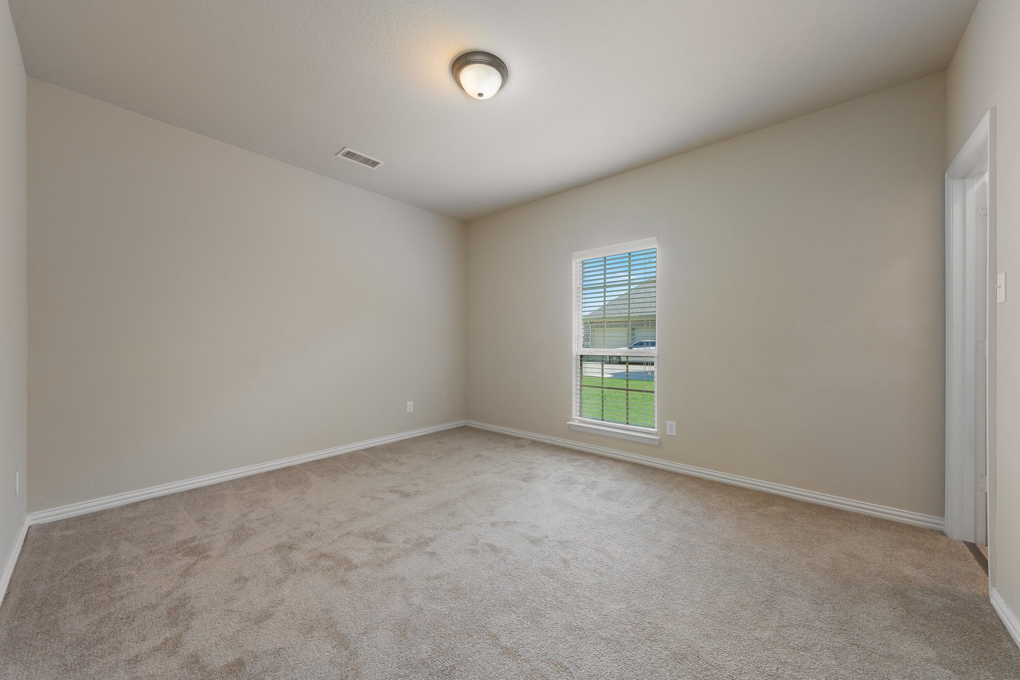 932 E Danbury Drive