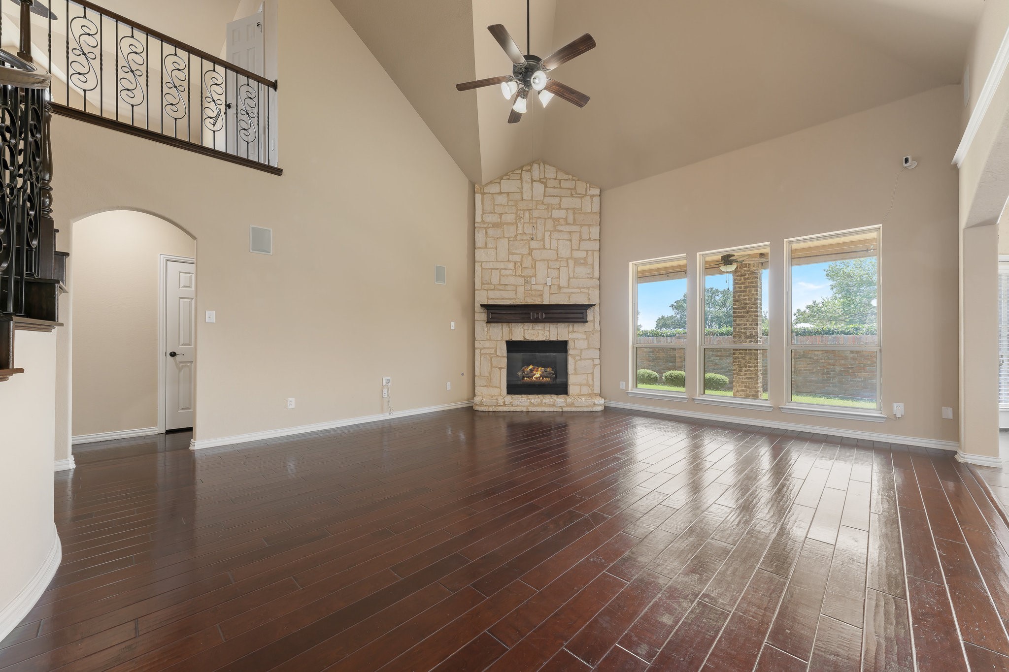 932 E Danbury Drive