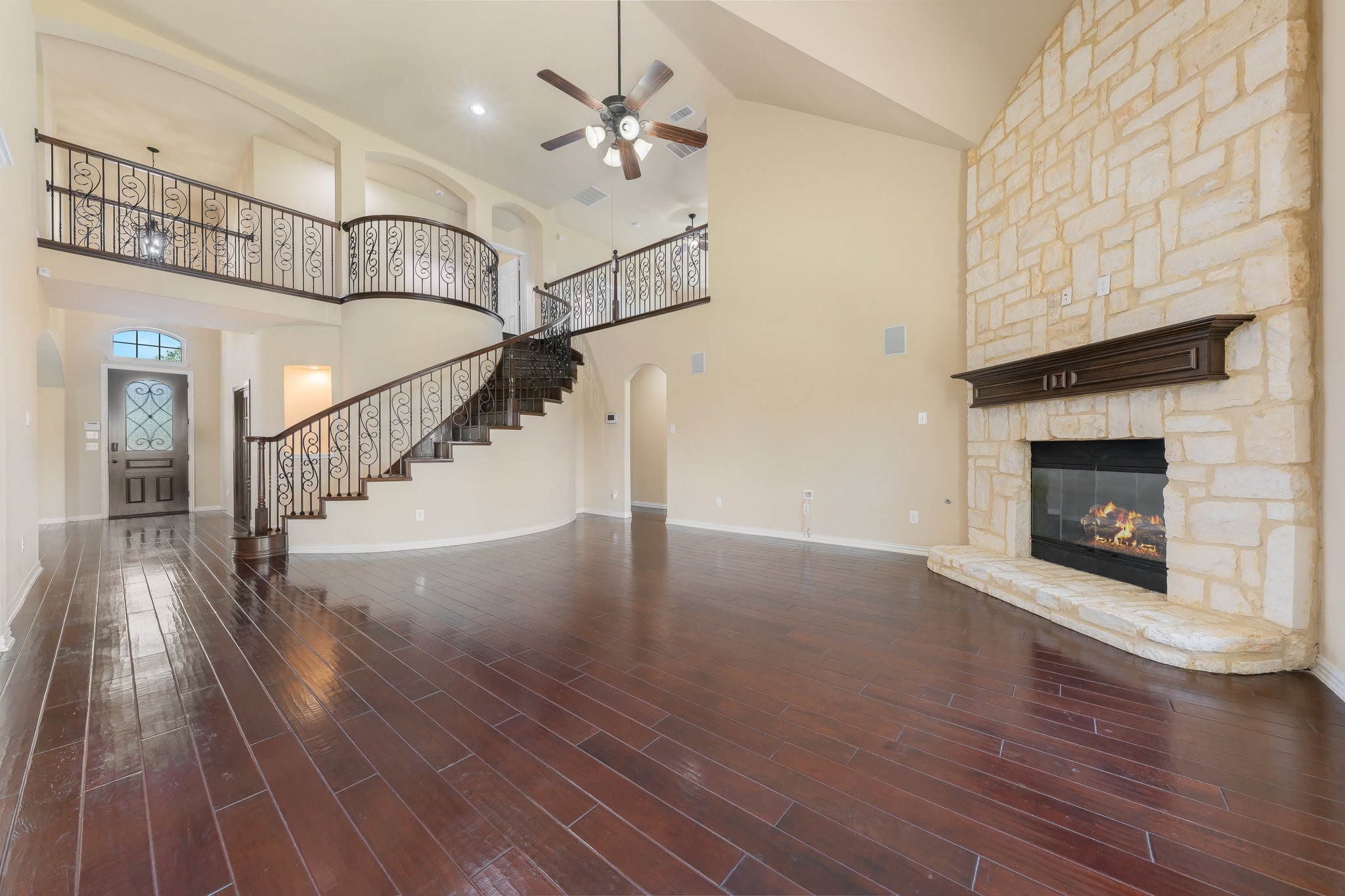 932 E Danbury Drive
