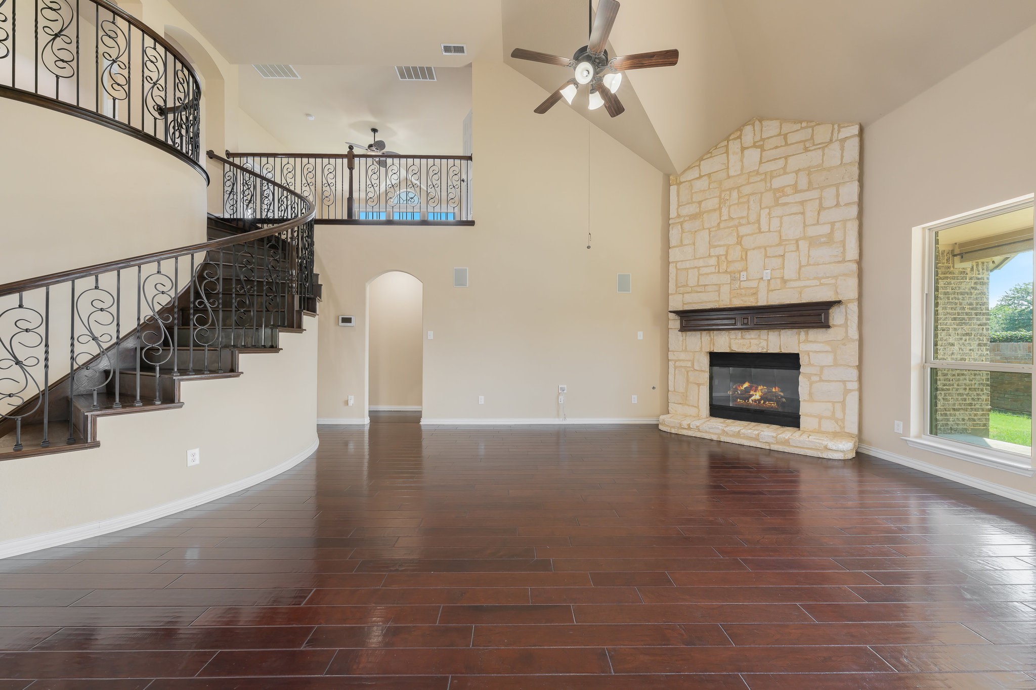 932 E Danbury Drive