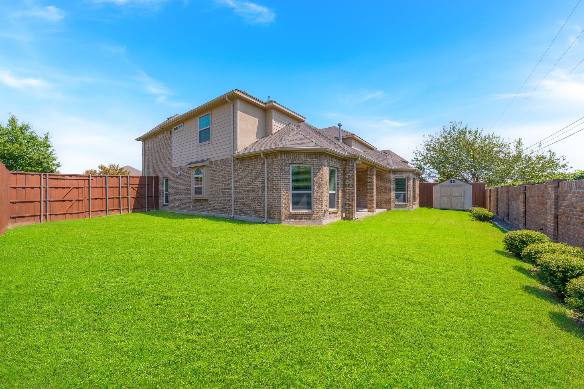 932 E Danbury Drive