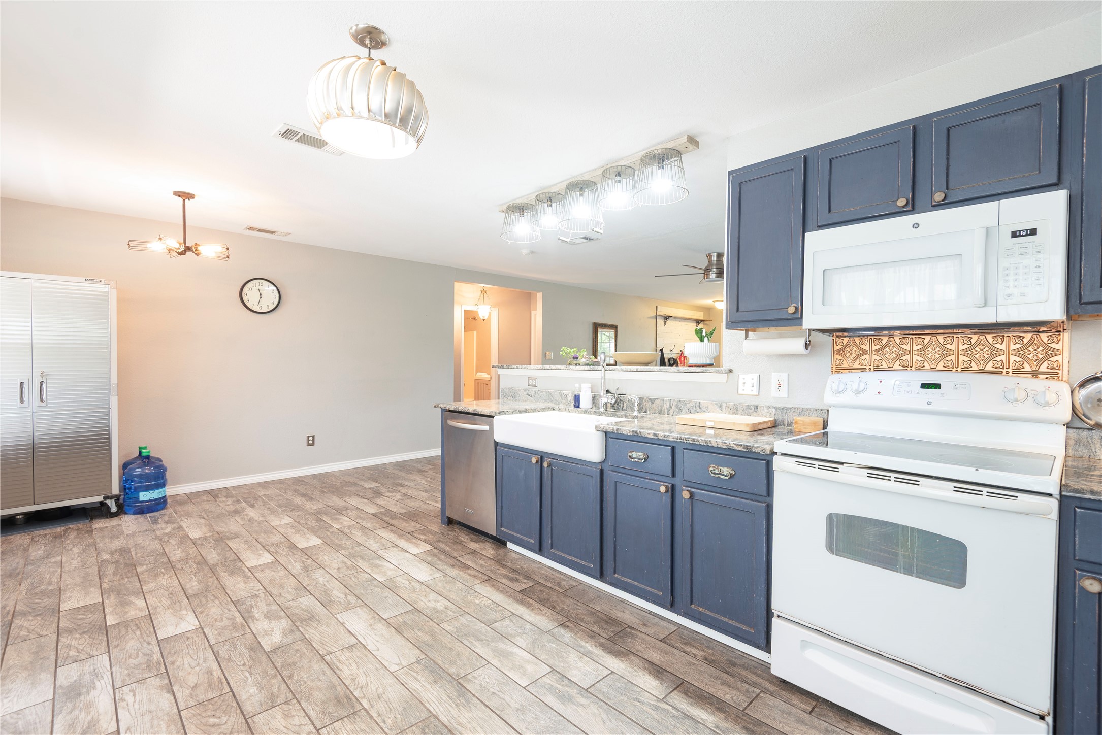 905 Hillside Circle