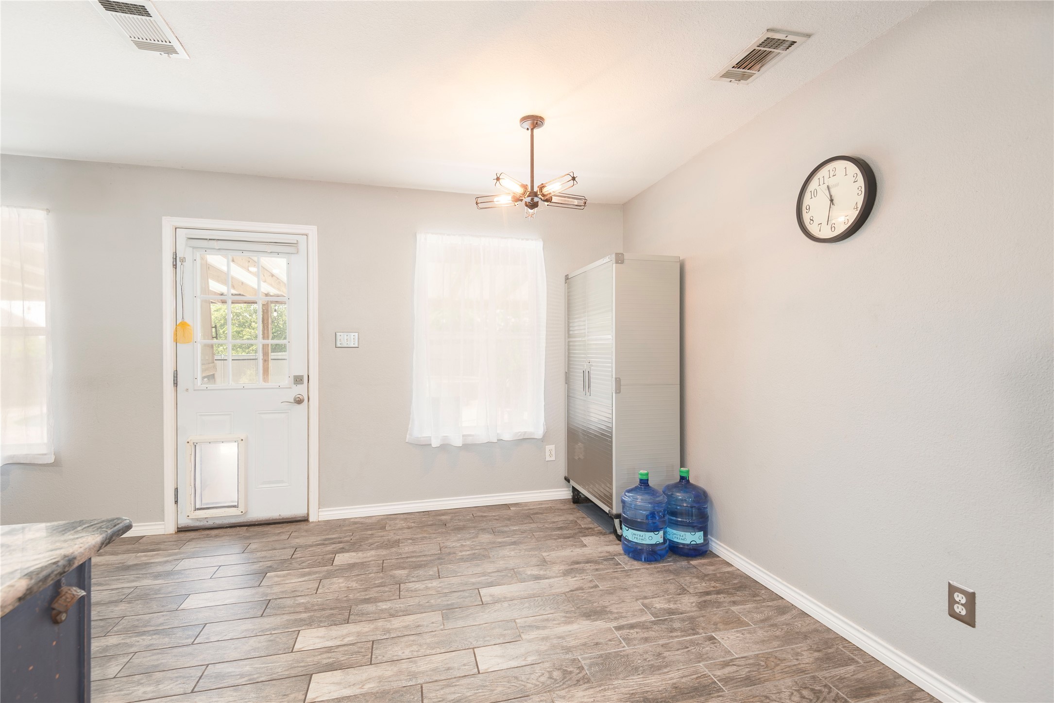 905 Hillside Circle