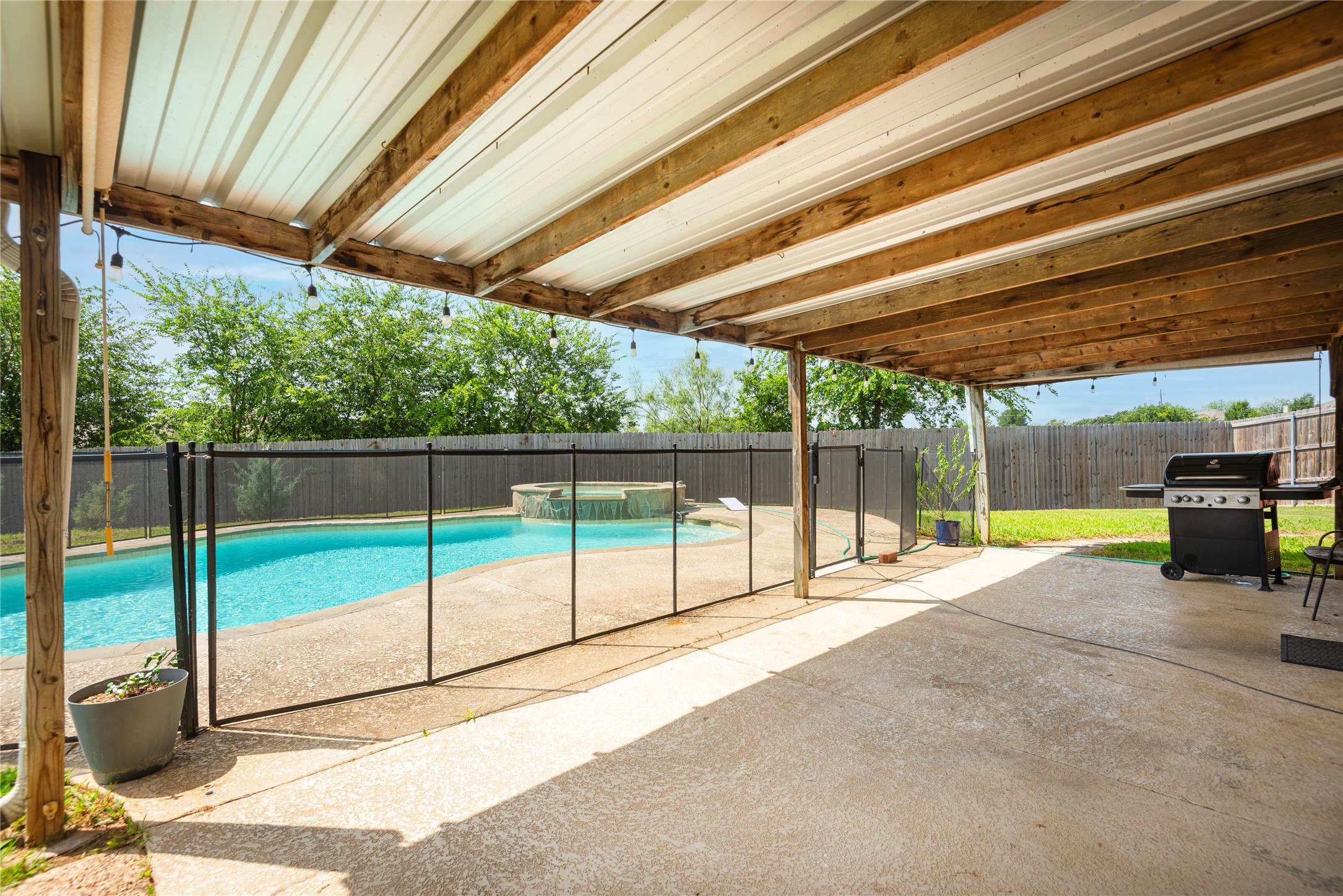 905 Hillside Circle