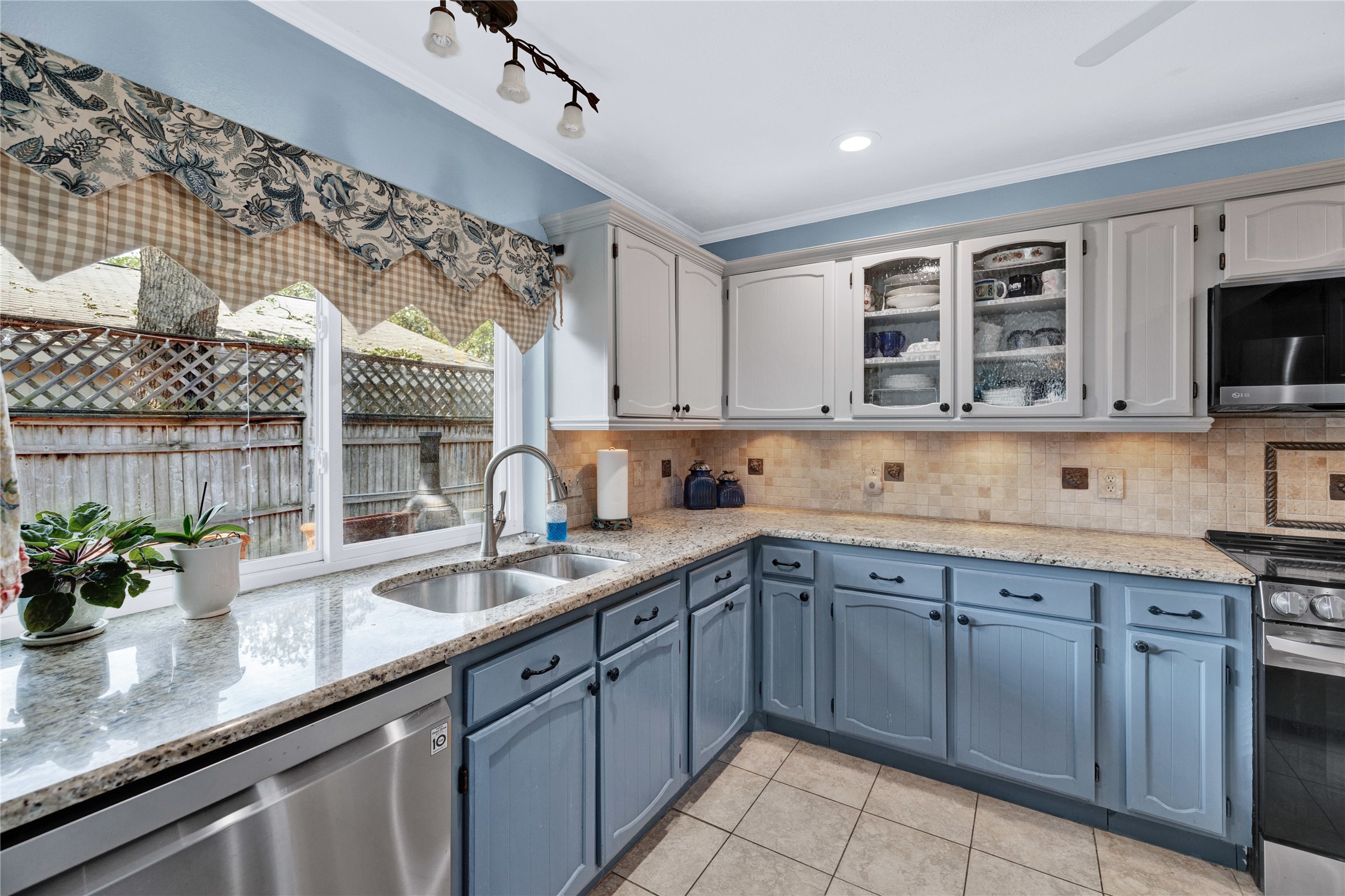 3237 Red Oak Lane