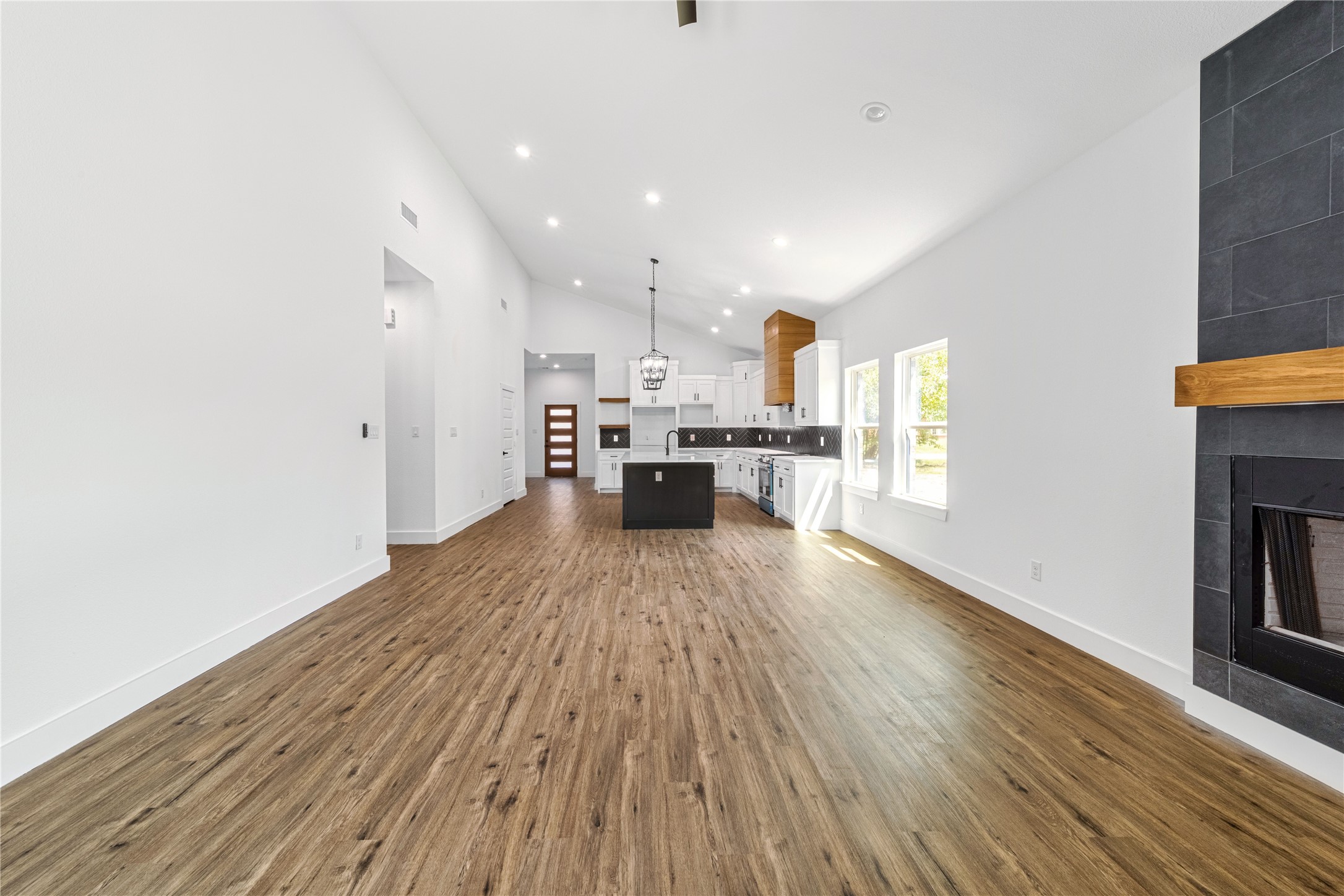 607 W End