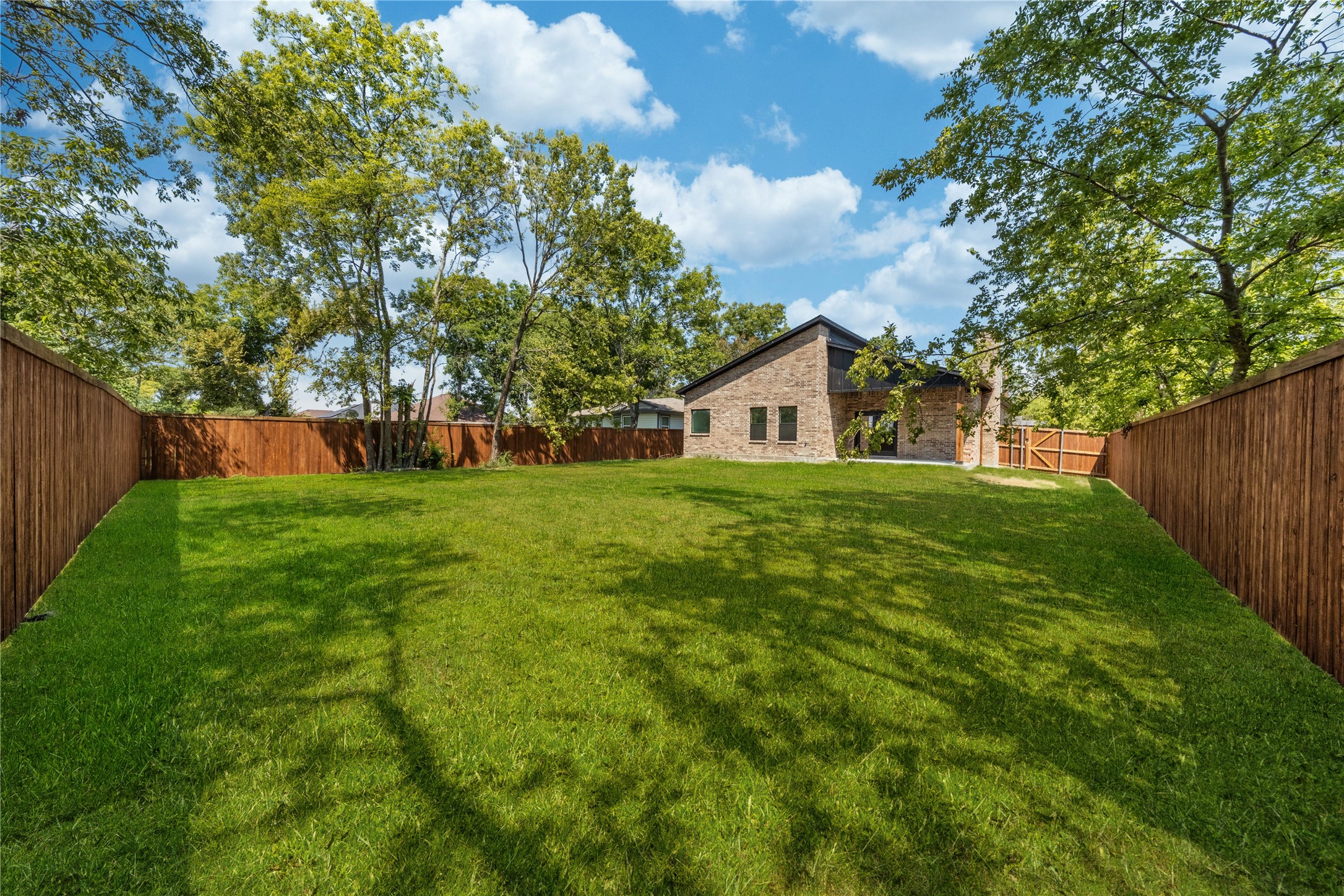 607 W End