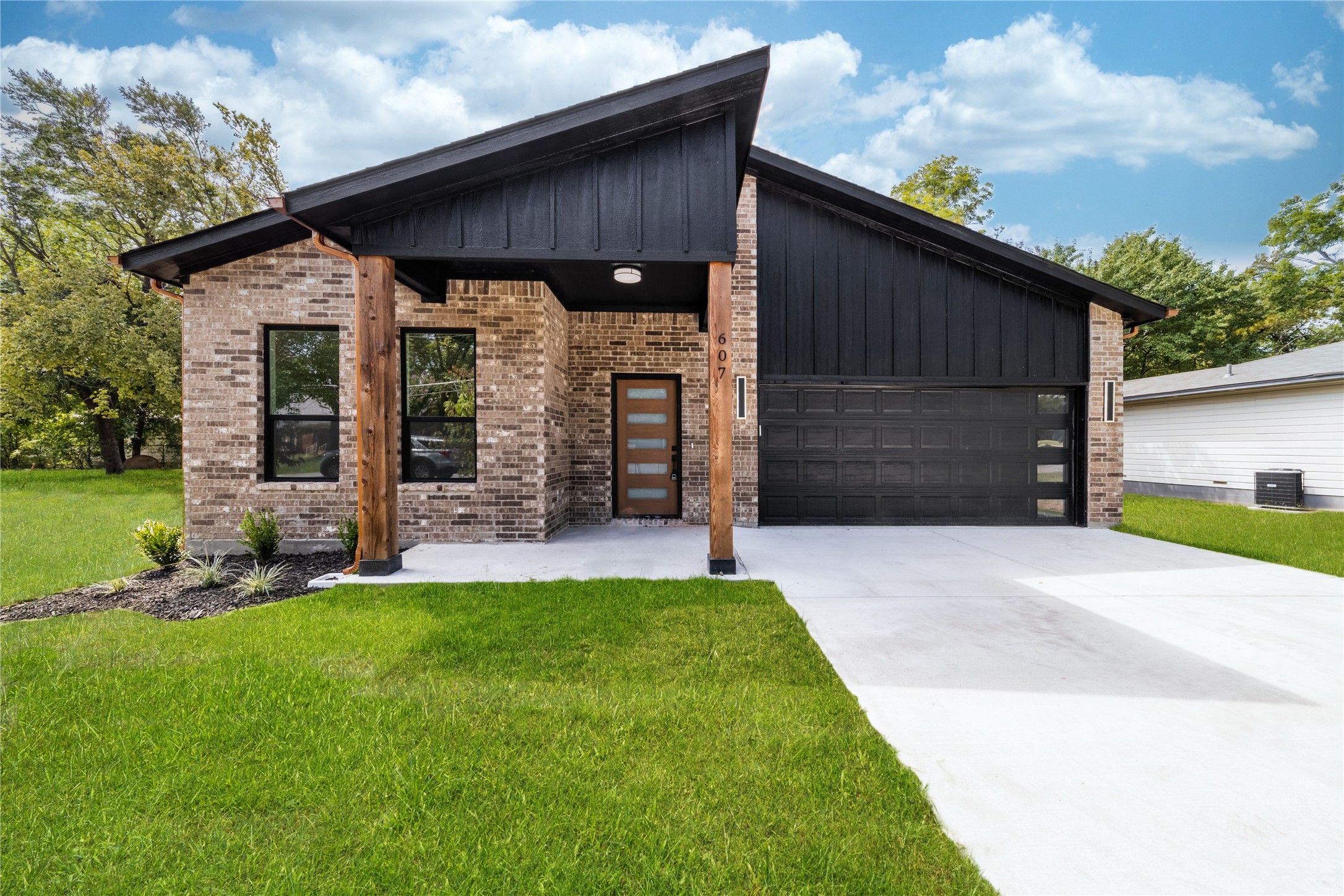 607 W End