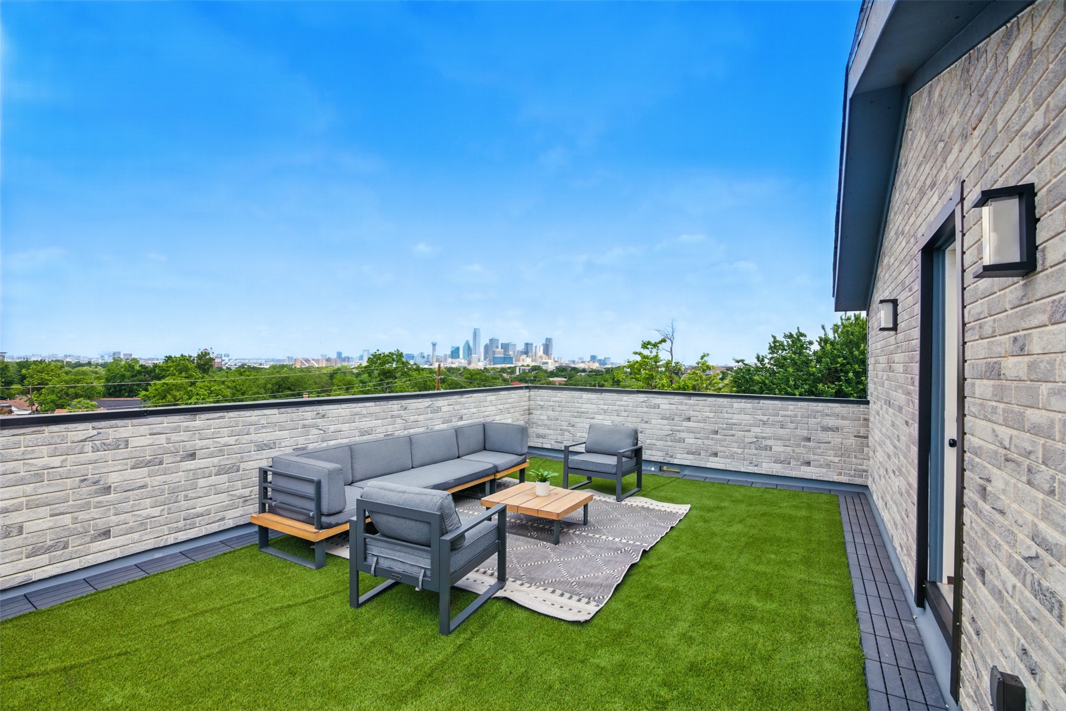 430 E 8th 207