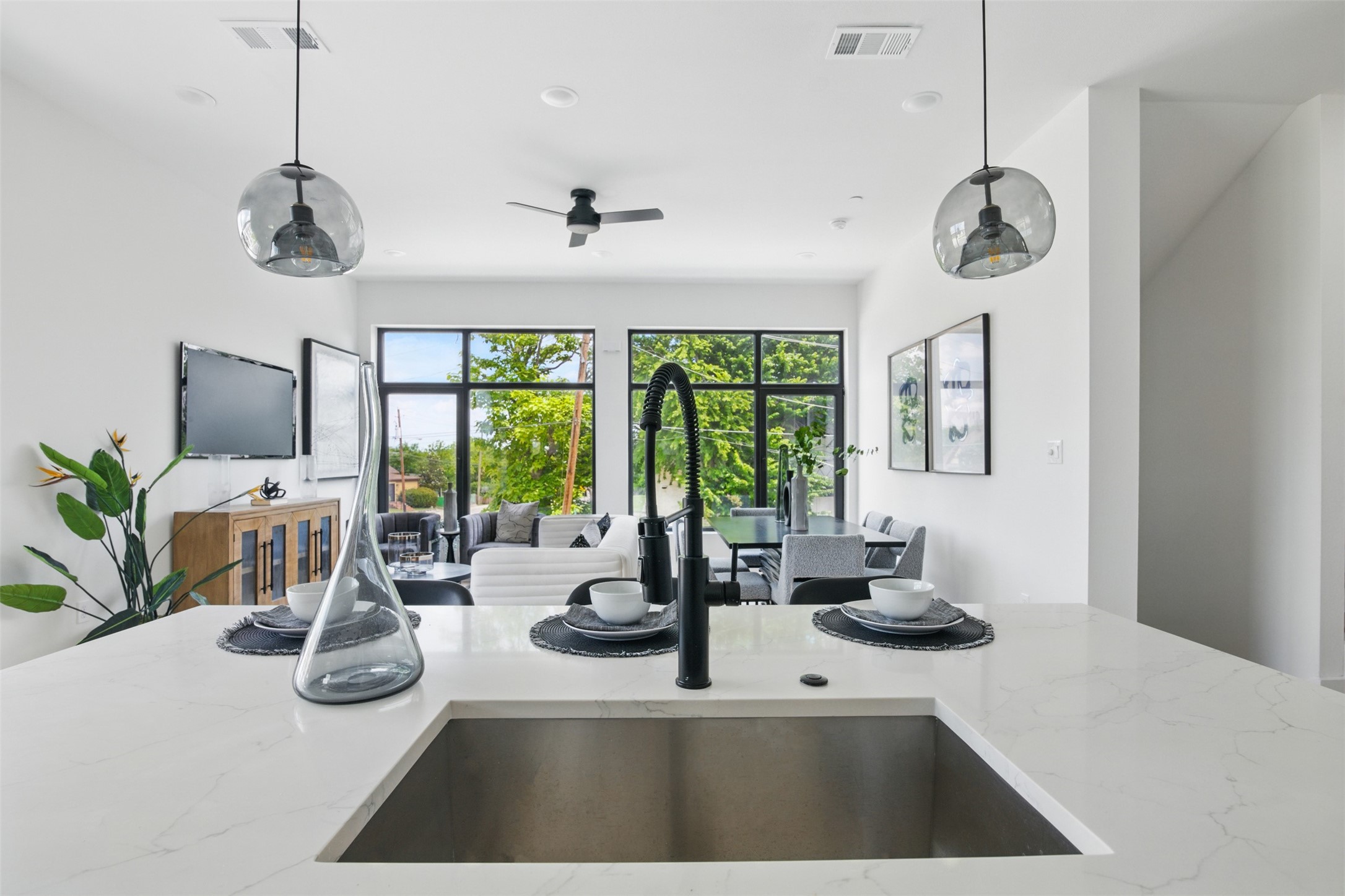 430 E 8th 207