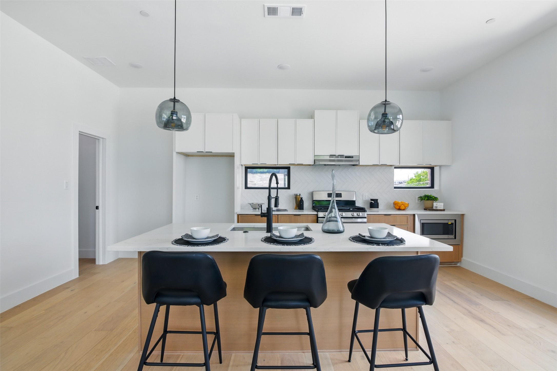 430 E 8th 207