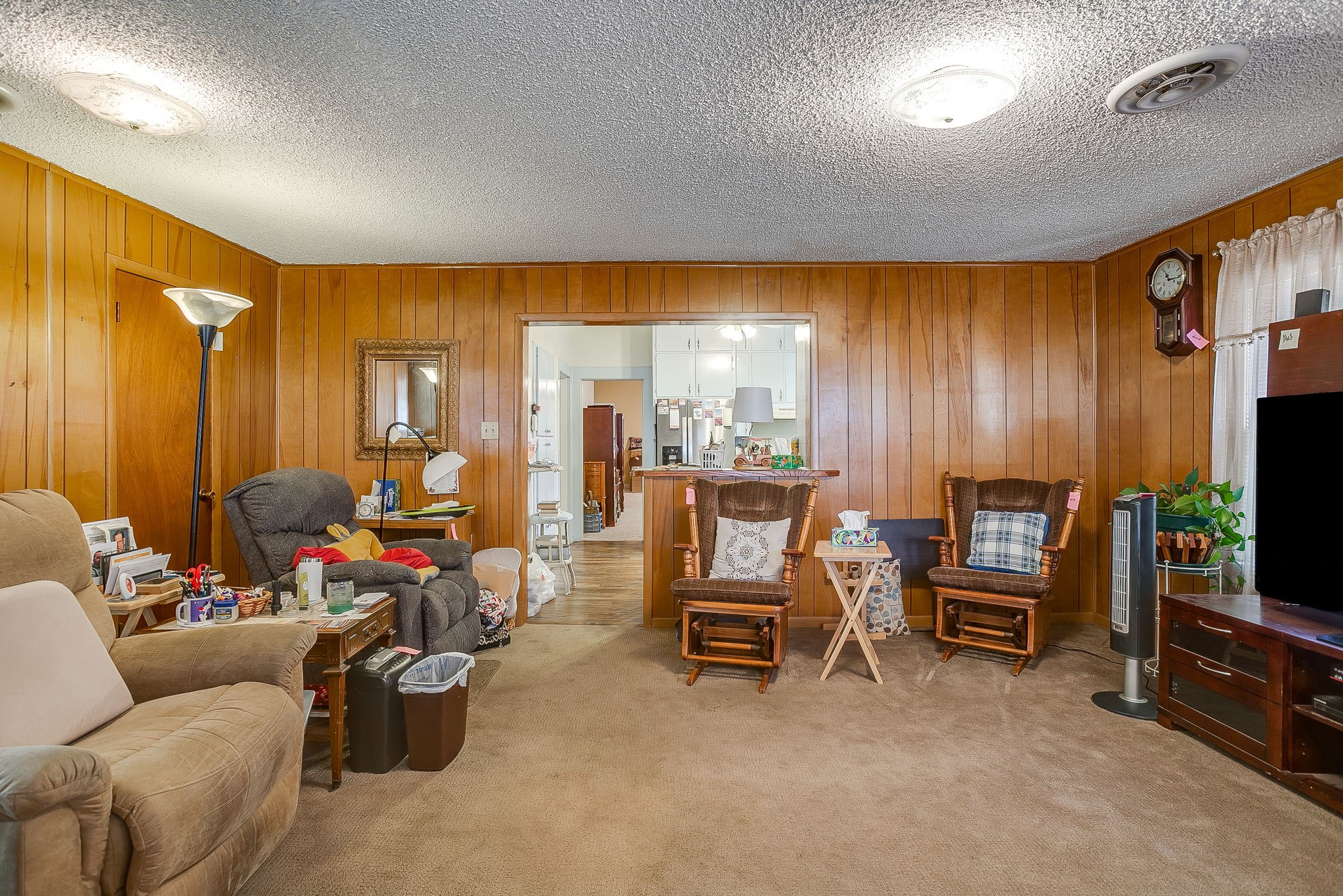 1041 W VANDERBILT Street