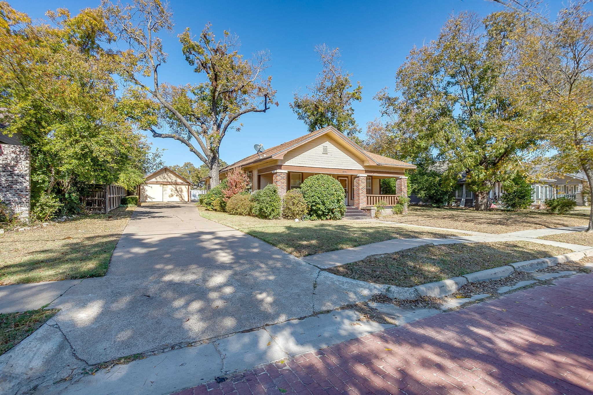 1041 W VANDERBILT Street