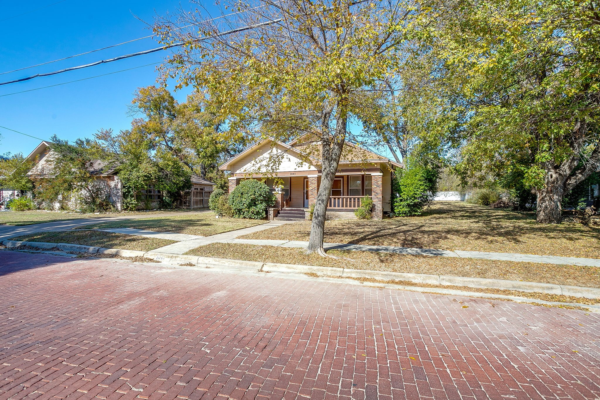 1041 W VANDERBILT Street