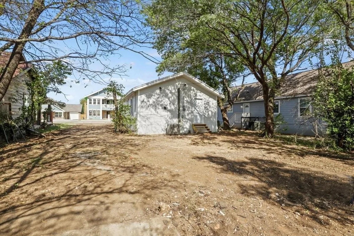 956 E Allen Avenue