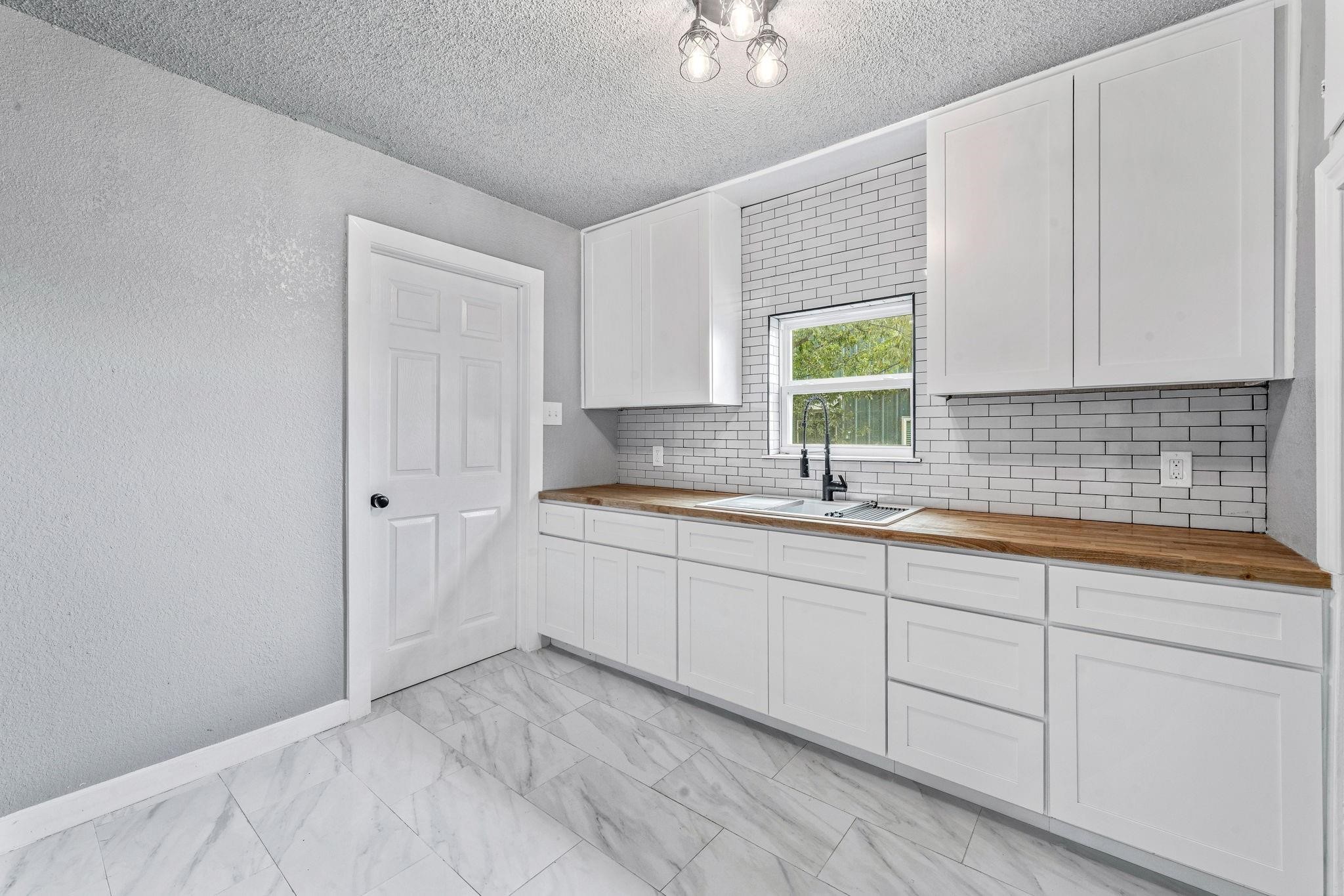 304 W Railroad Avenue