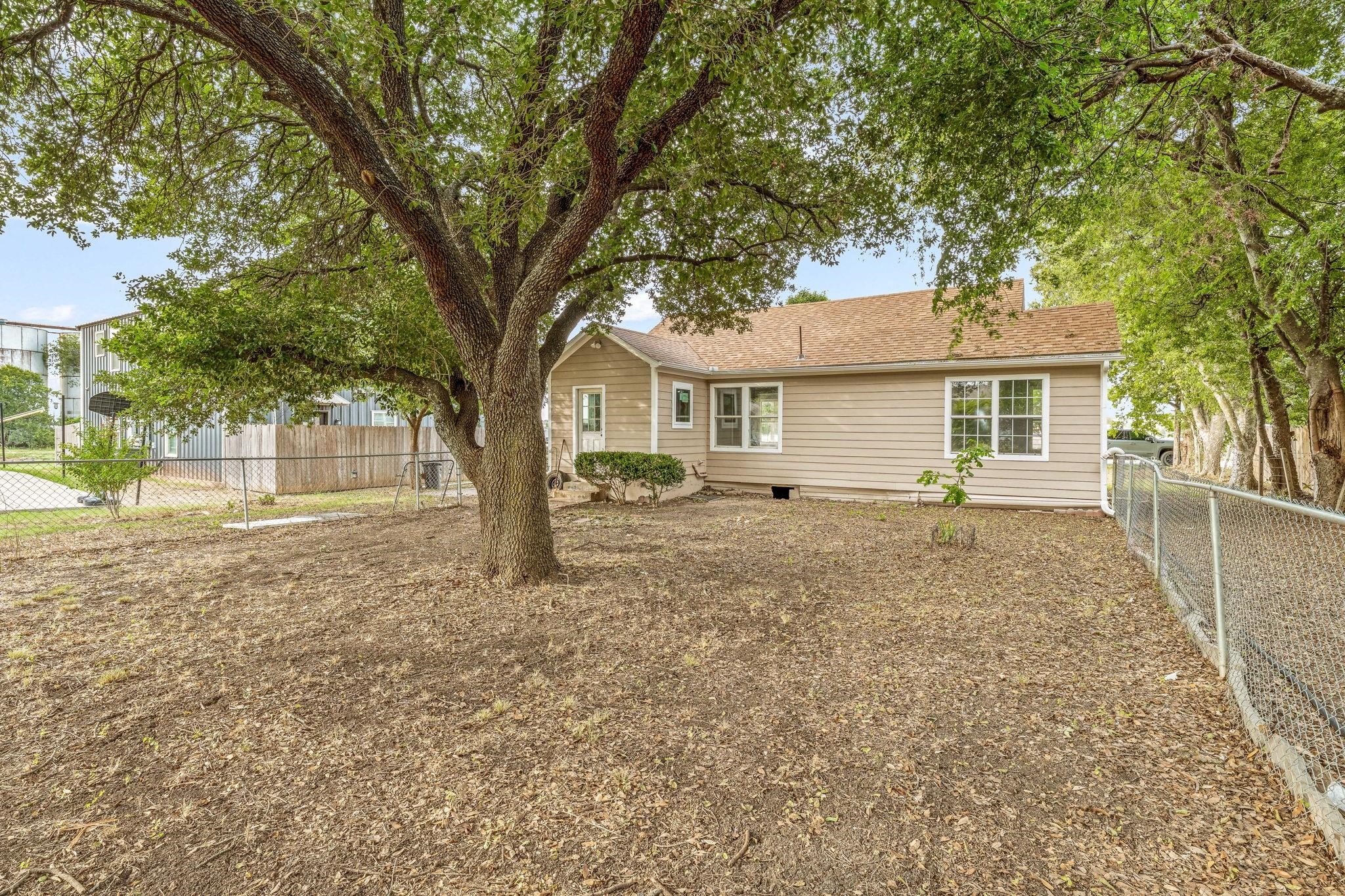 304 W Railroad Avenue