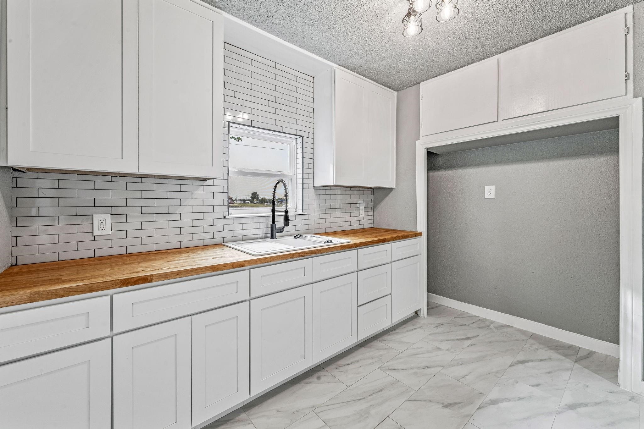 304 W Railroad Avenue