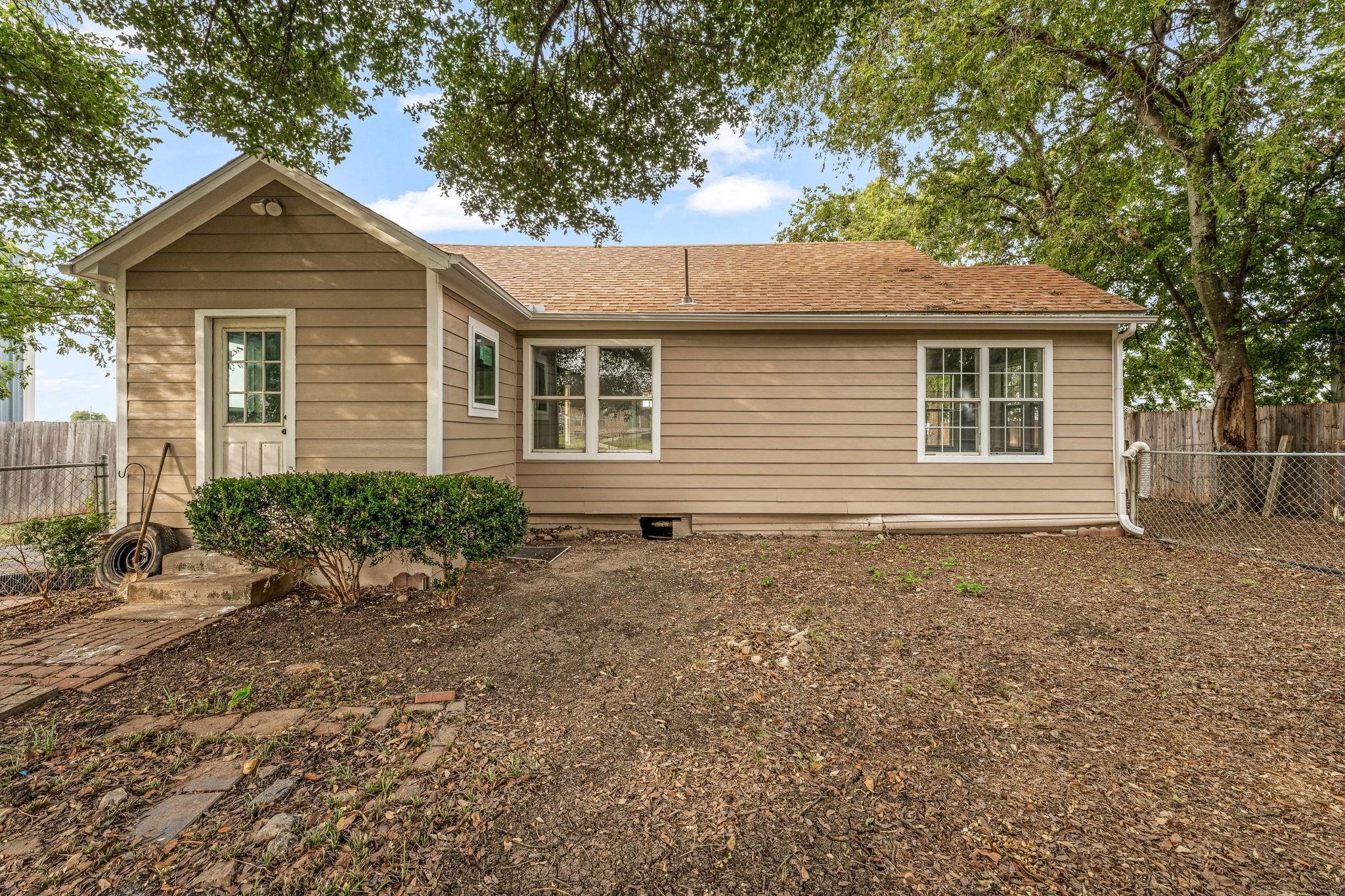 304 W Railroad Avenue