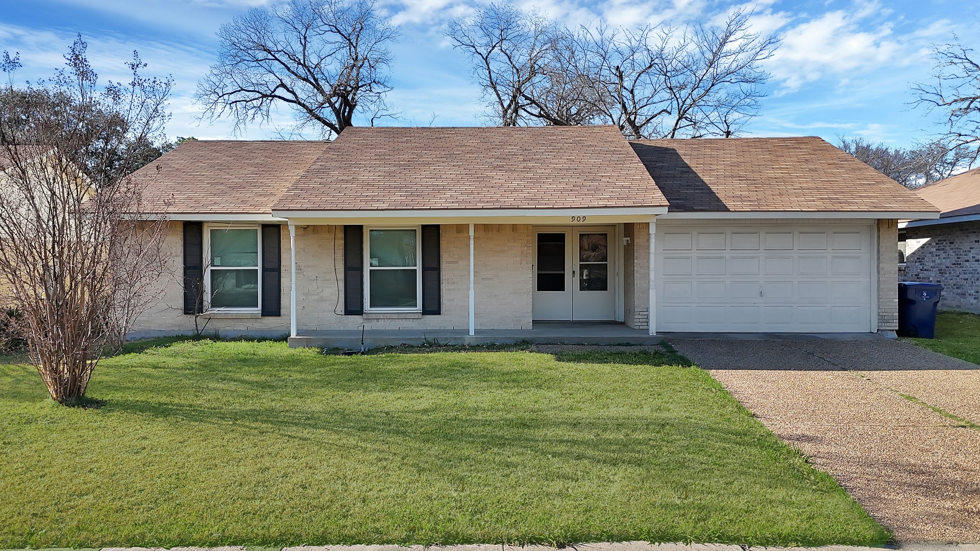 909 Ravencroft Drive