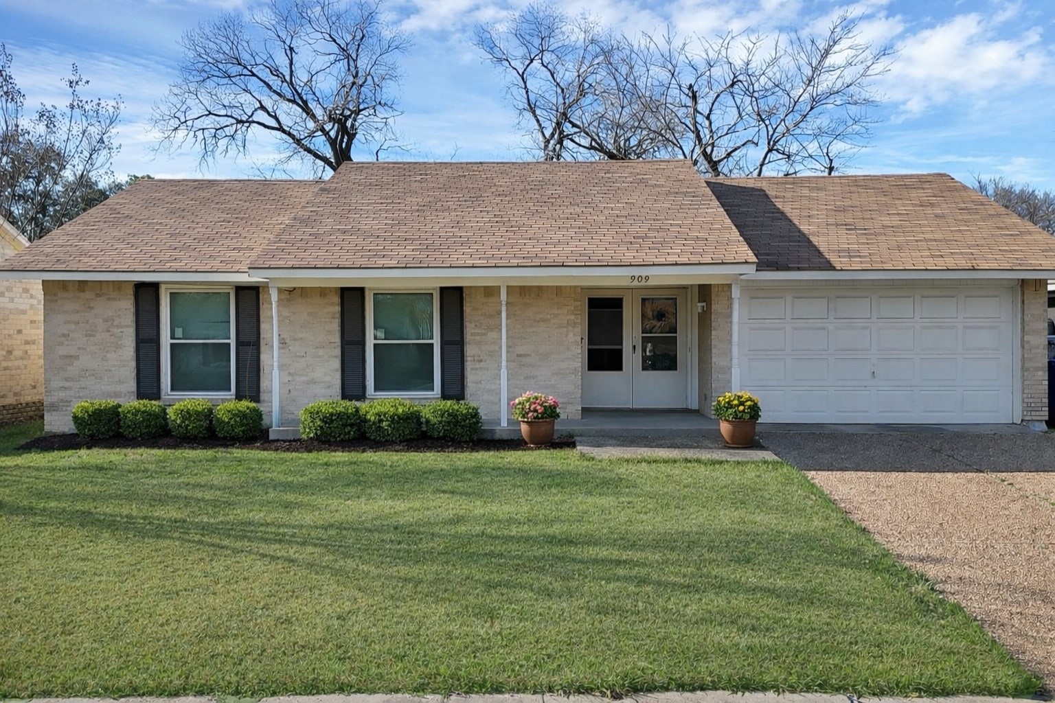 909 Ravencroft Drive