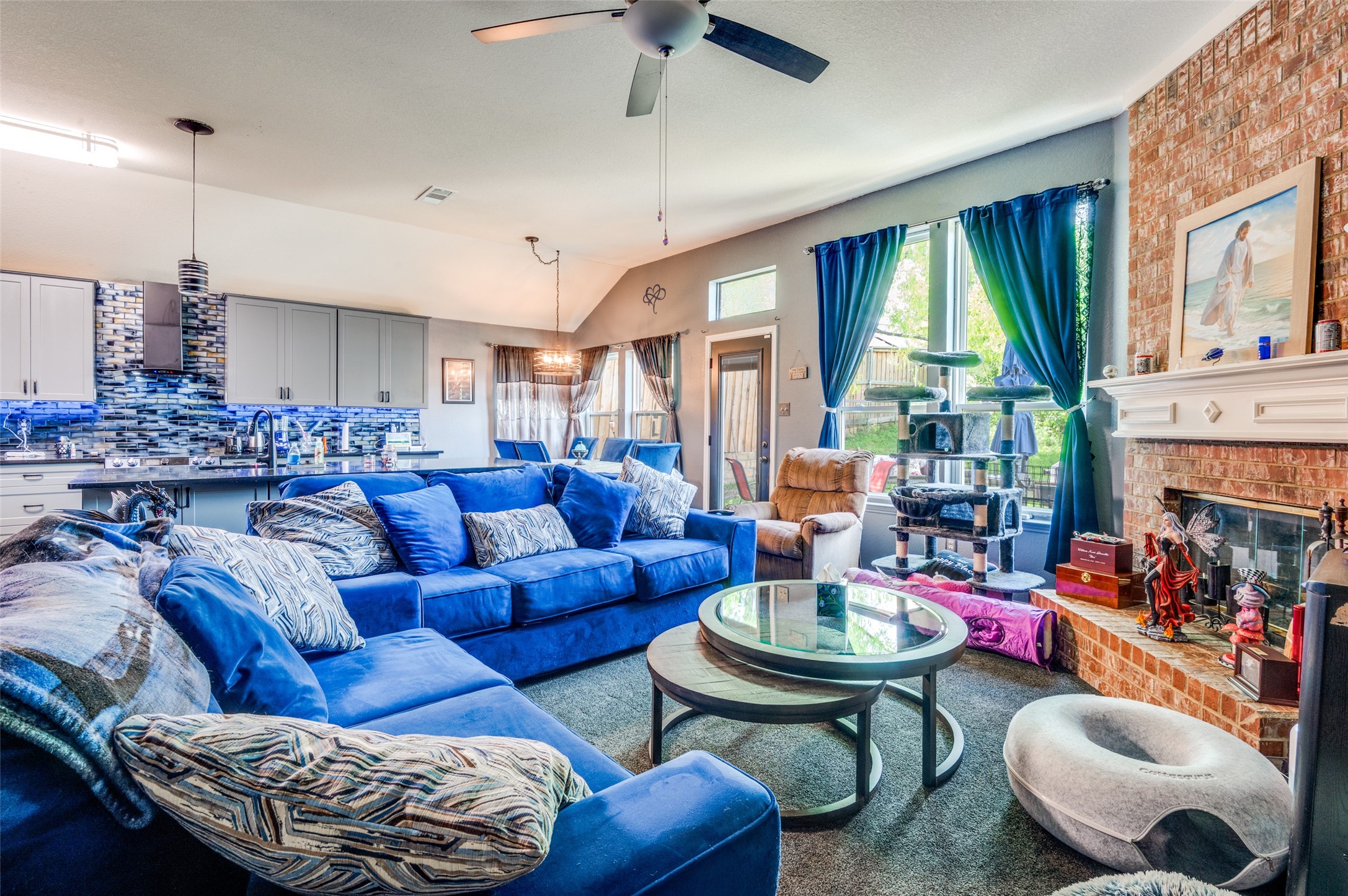 805 E Huitt Lane