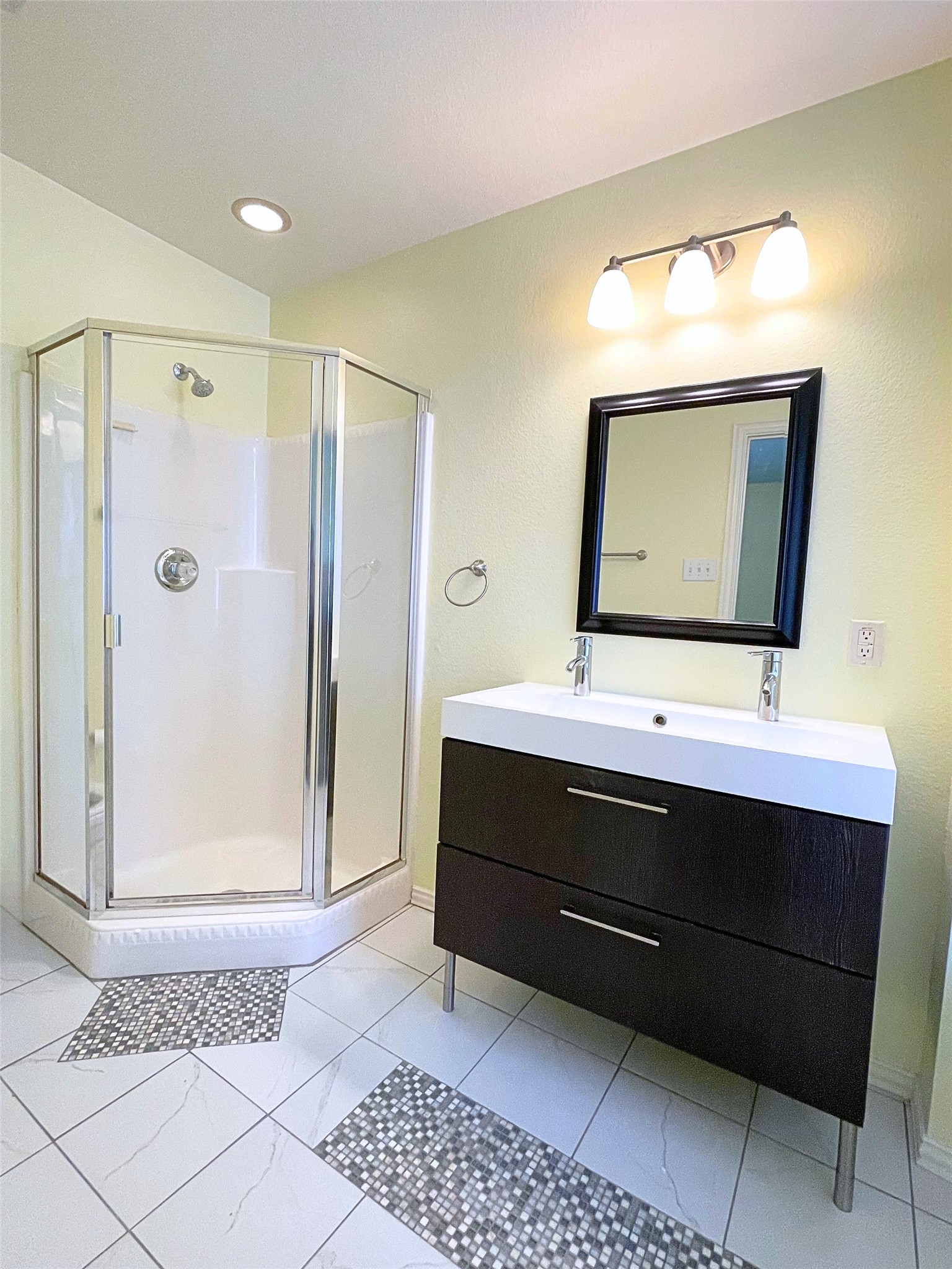 4904 Mountain Ridge Lane