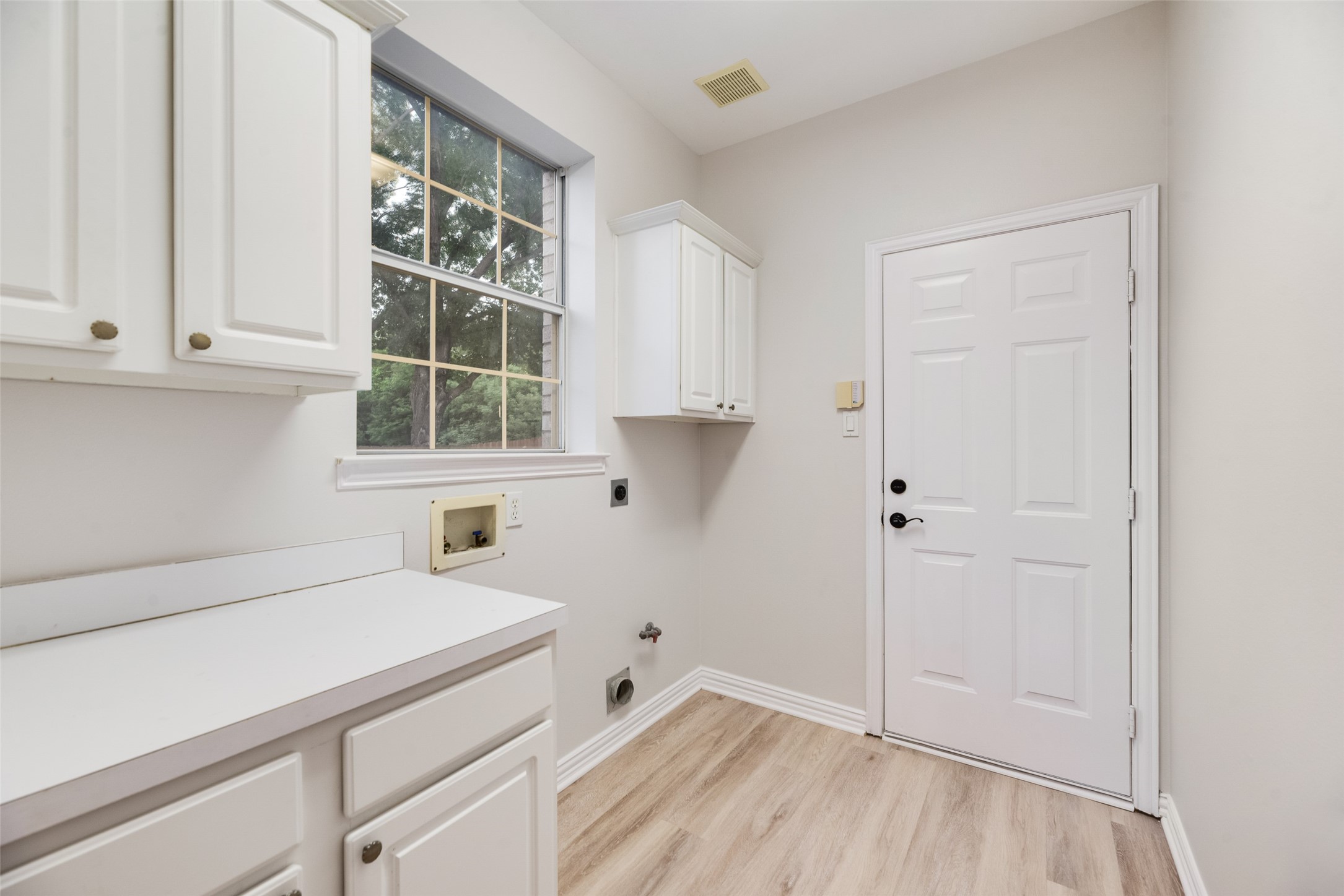 2712 white wing Lane