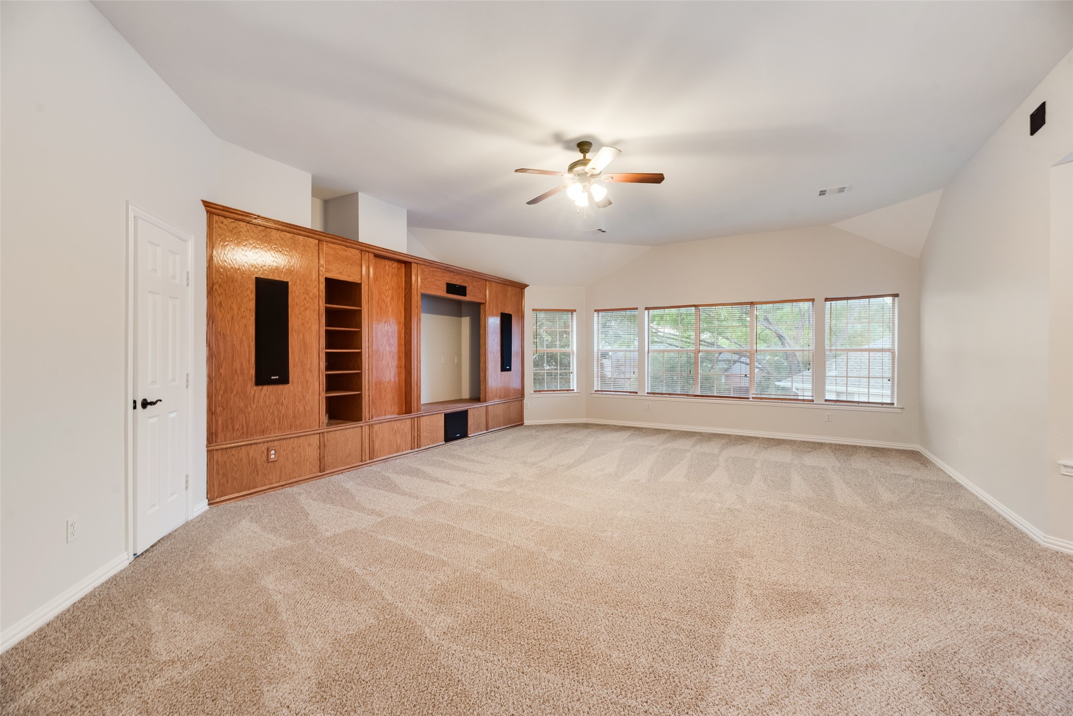 2712 white wing Lane