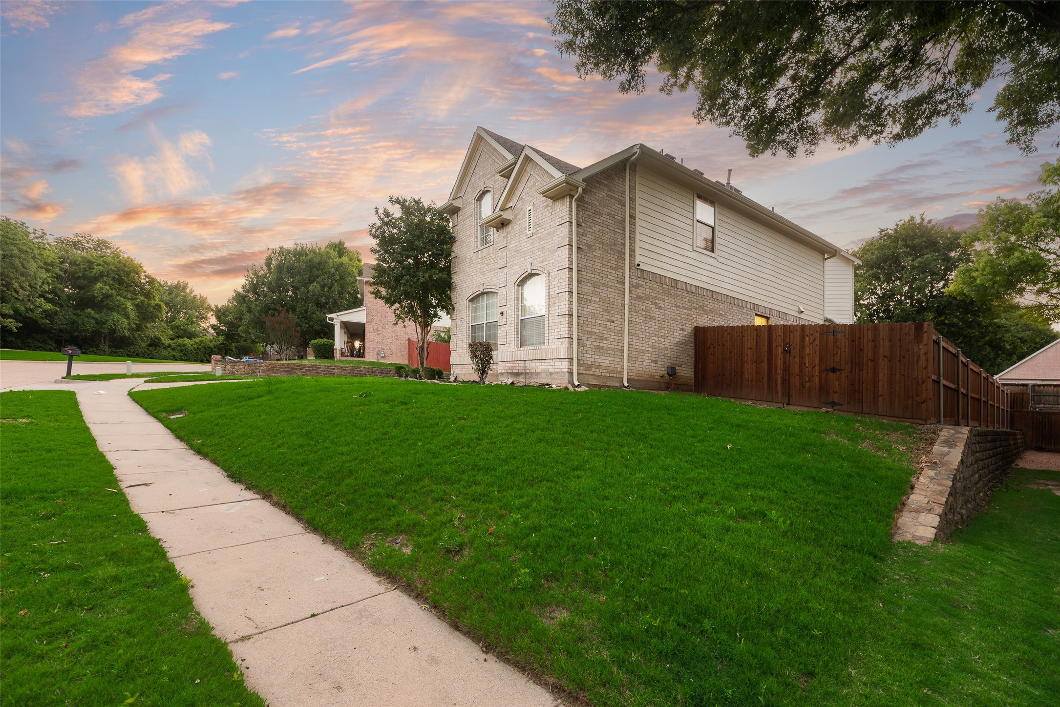 2712 white wing Lane