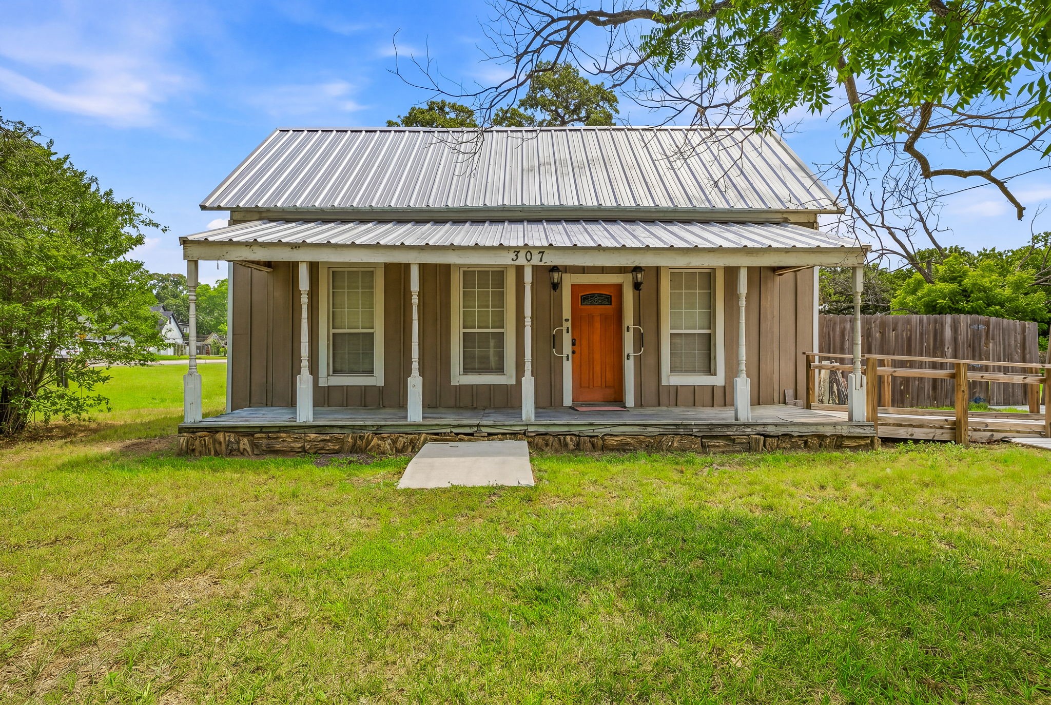 307 N Oak Lane